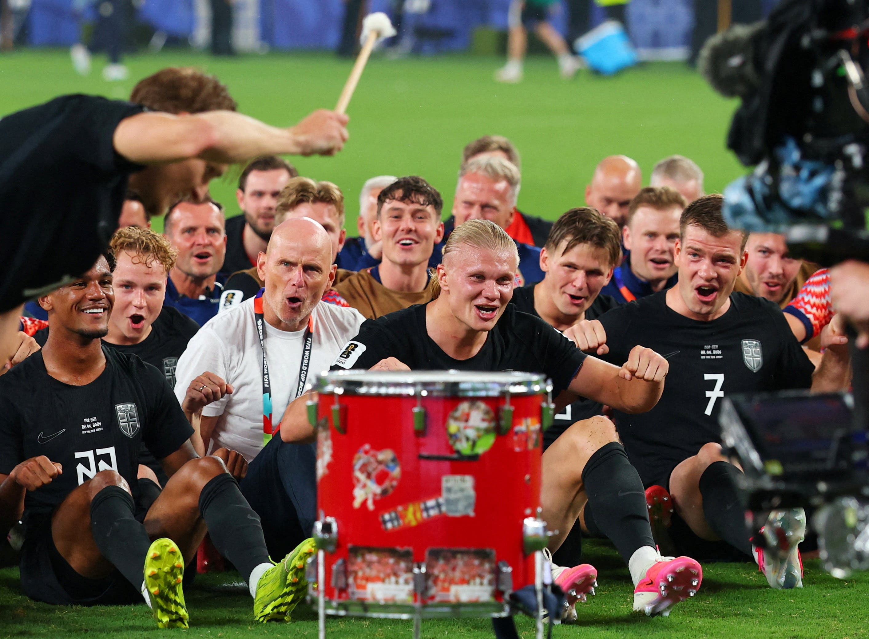 Soccer Football - FIFA World Cup 2026 - Group I - Norway v Senegal - New York/New Jersey Stadium, East Rutherford, New Jersey, U.S. - June 22, 2026 Norway coach Stale Solbakken, Erling Haaland and teammates perform the traditional Viking rowing celebration for their fans after the match REUTERS/Mike Segar TPX IMAGES OF THE DAY

