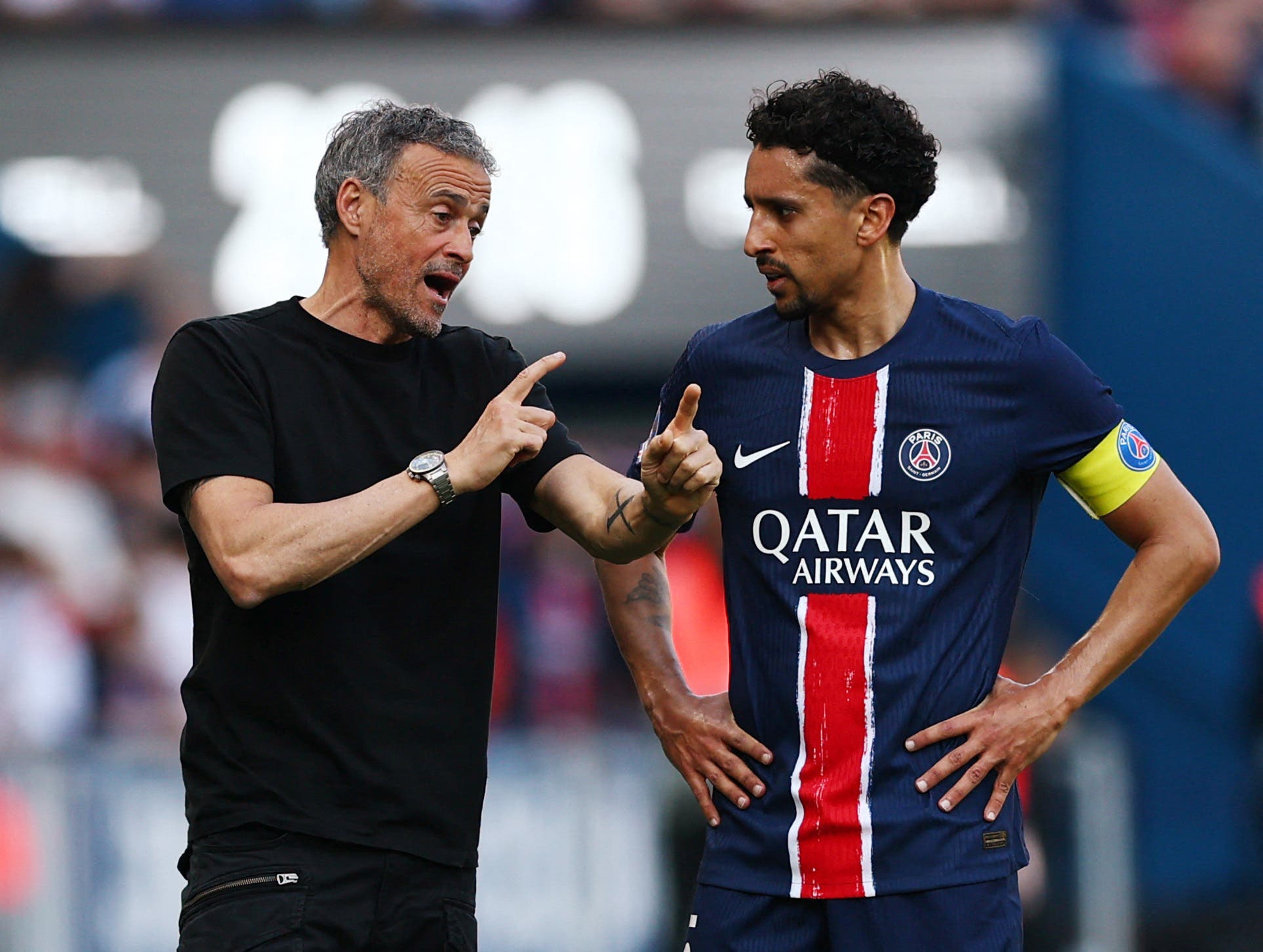 Soccer Football - Ligue 1 - Paris St Germain v Angers - Parc des Princes, Paris, France - April 5, 2025 Paris St Germain coach Luis Enrique reacts with Marquinhos REUTERS/Gonzalo Fuentes