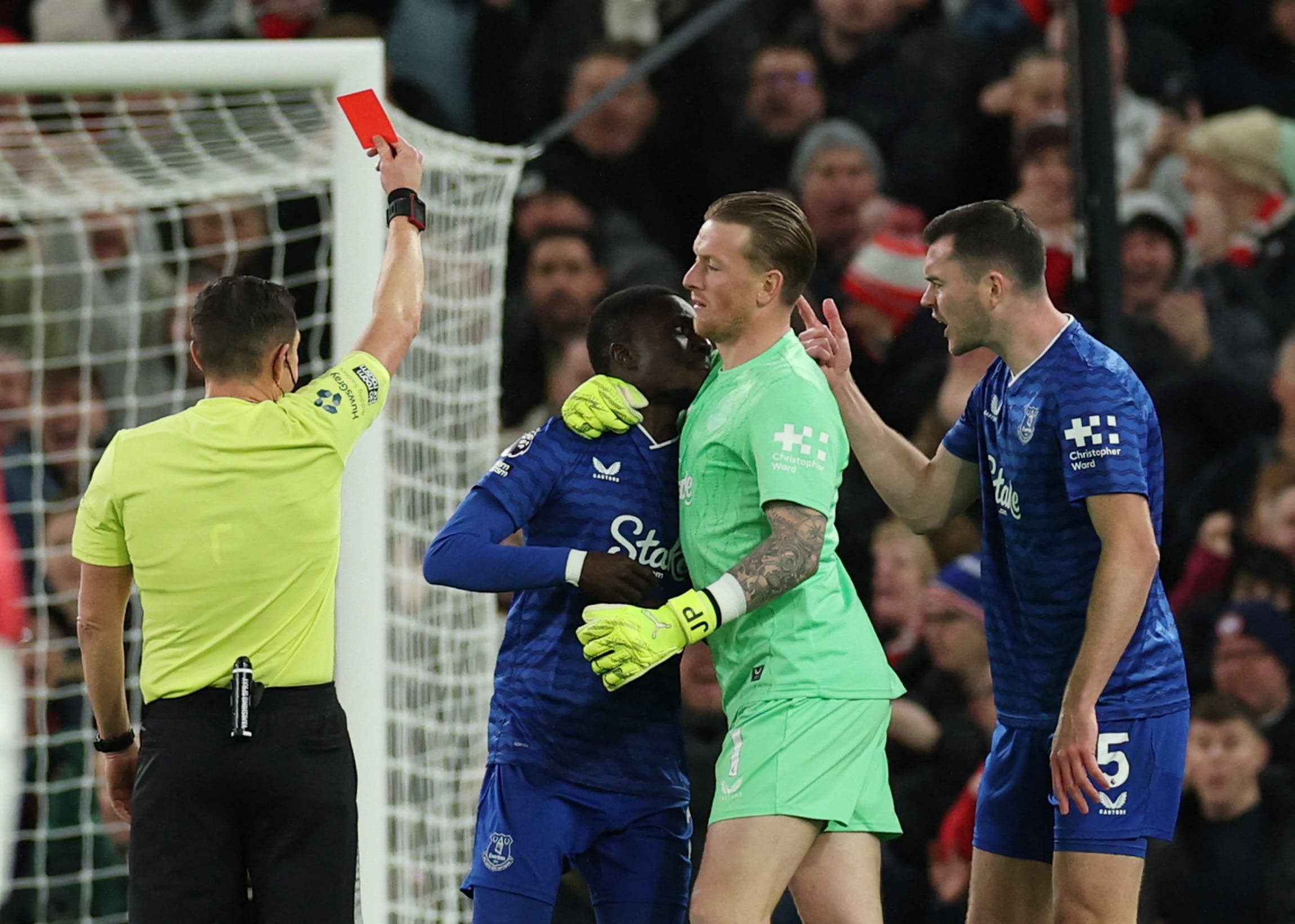 Soccer Football - Premier League - Manchester United v Everton - Old Trafford, Manchester, Britain - November 24, 2025 Everton's Idrissa Gueye is held back by Everton's Jordan Pickford as he clashes with teammate Michael Keane and shown a red card by referee Tony Harrington REUTERS/Phil Noble 