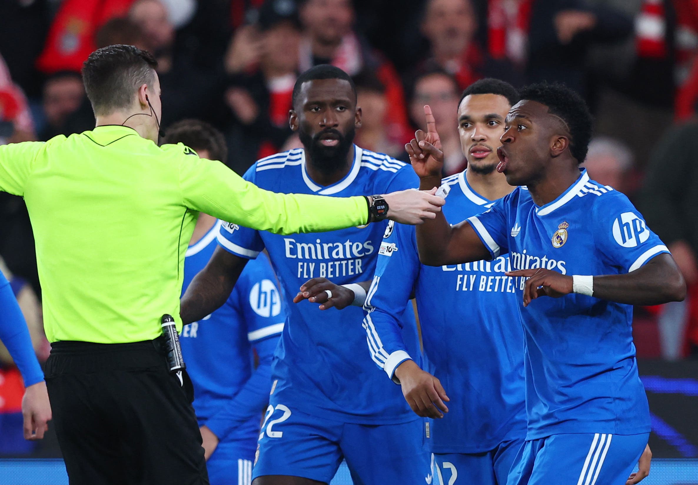 Quy mô đáng báo động của nạn lăng mạ chủng tộc nhắm vào Vinicius