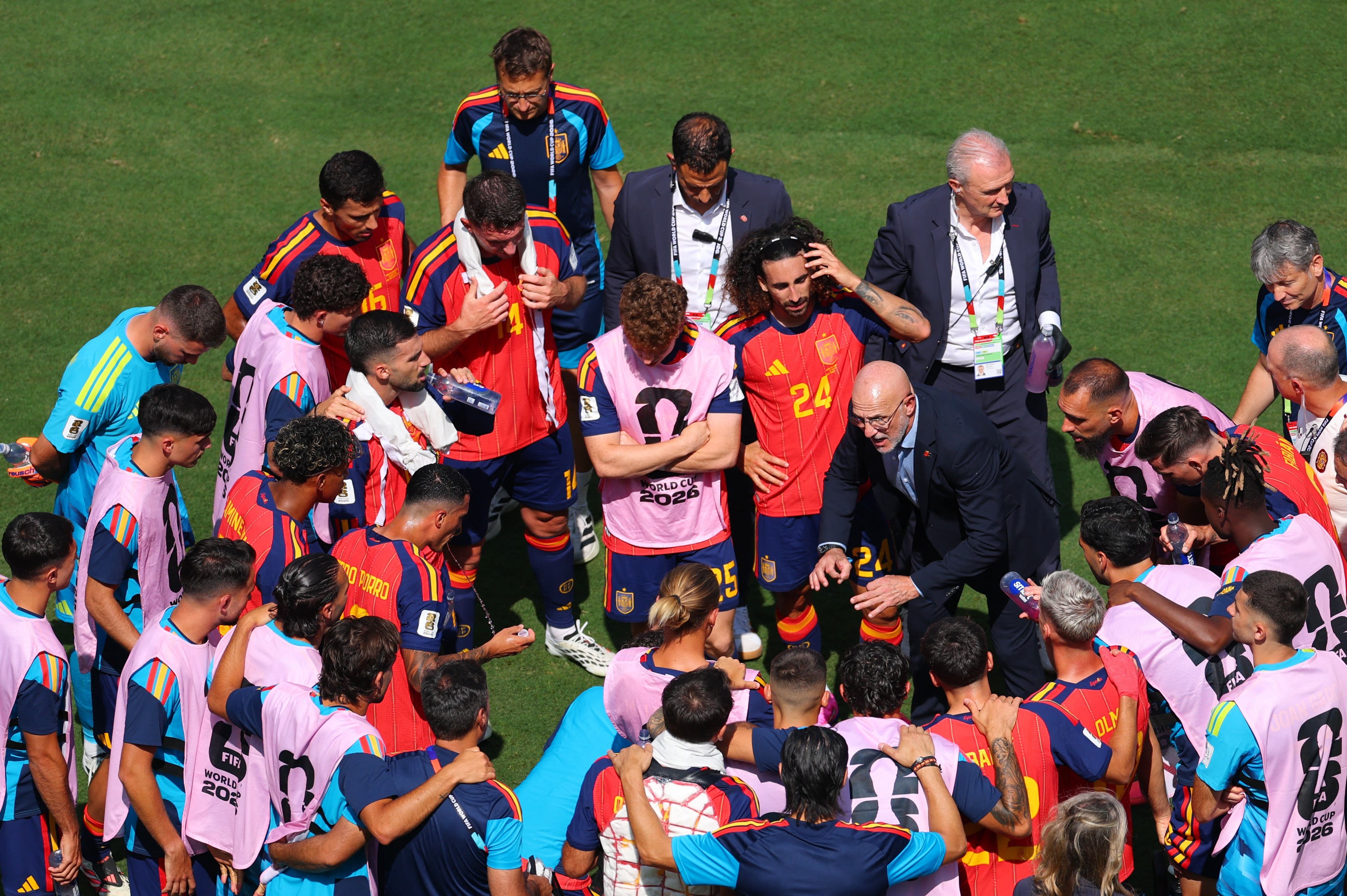 Soccer Football - FIFA World Cup 2026 - Final - Spain v Argentina - New York/New Jersey Stadium, East Rutherford, New Jersey, U.S. - July 19, 2026 Spain coach Luis De La Fuente and players during a hydration break REUTERS/Mike Segar

