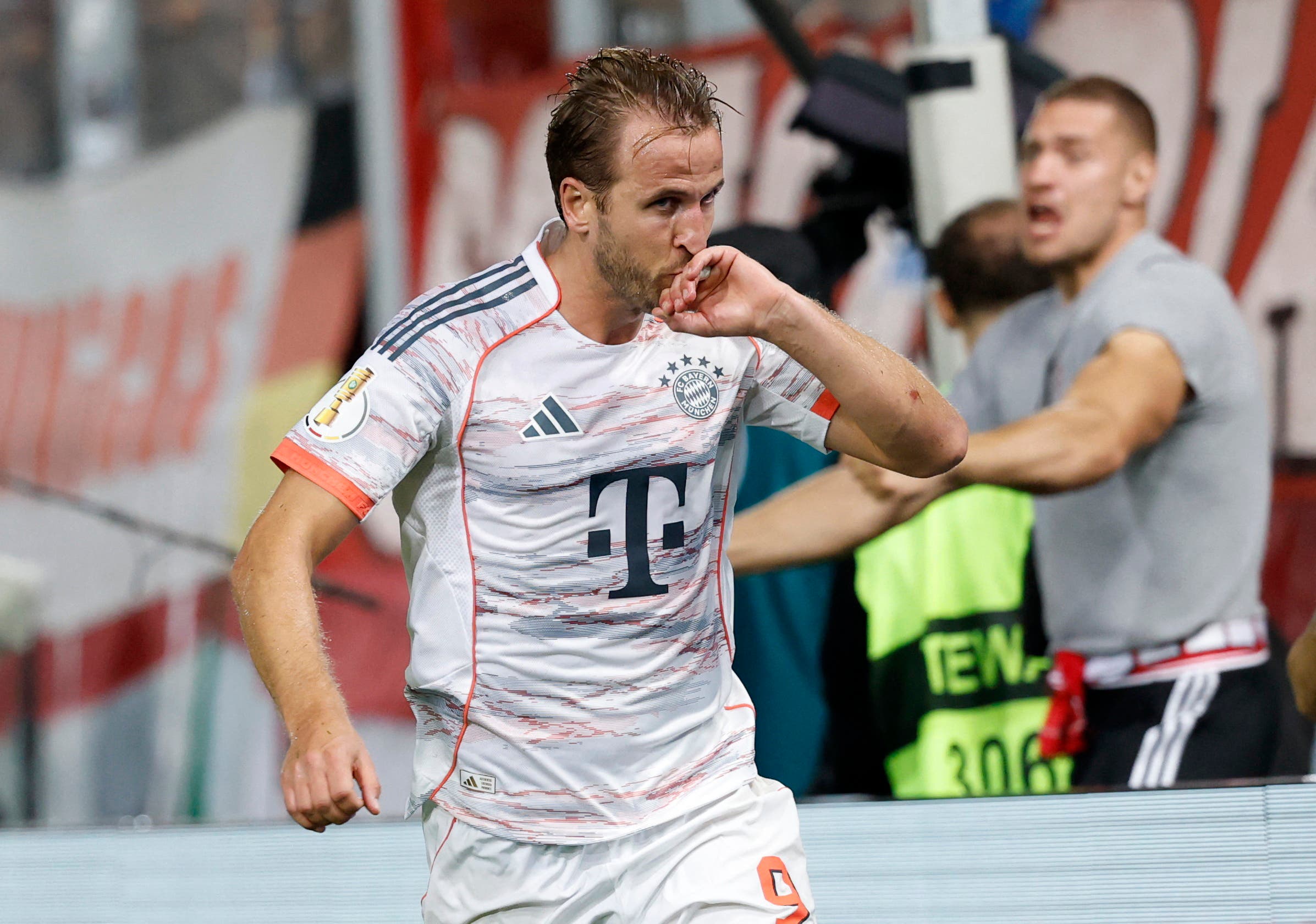 Soccer Football - DFB Cup - Wehen Wiesbaden v Bayern Munich - BRITA-Arena, Wiesbaden, Germany - August 27, 2025 Bayern Munich's Harry Kane celebrates scoring their third goal REUTERS/Heiko Becker DFB REGULATIONS PROHIBIT ANY USE OF PHOTOGRAPHS AS IMAGE SEQUENCES AND/OR QUASI-VIDEO.
