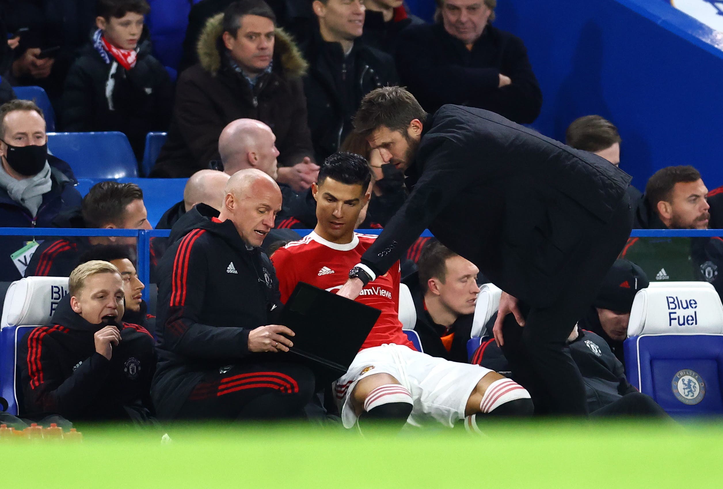 Soccer Football - Premier League - Chelsea v Manchester United - Stamford Bridge, London, Britain - November 28, 2021 Manchester United's Cristiano Ronaldo with interim manager Michael Carrick as he gets ready to come on as a substitute REUTERS/David Klein EDITORIAL USE ONLY. No use with unauthorized audio, video, data, fixture lists, club/league logos or 'live' services. Online in-match use limited to 75 images, no video emulation. No use in betting, games or single club /league/player publications. Please contact your account representative for further details.