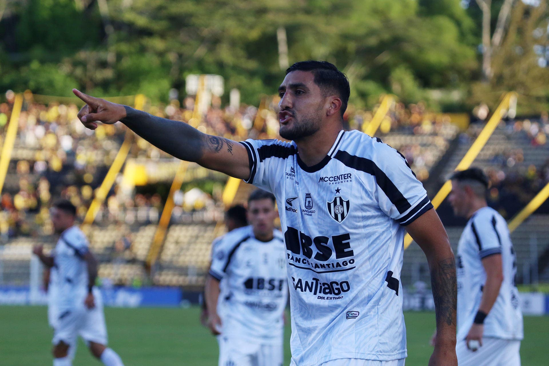 Jonathan Galván de Central Córdoba celebra tras anotar un gol