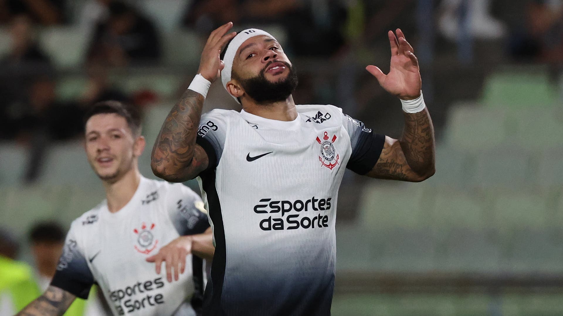 ¡Extraordinaria asistencia de Memphis Depay a Andre Carrillo que adelanta así a Corinthians en el marcador!