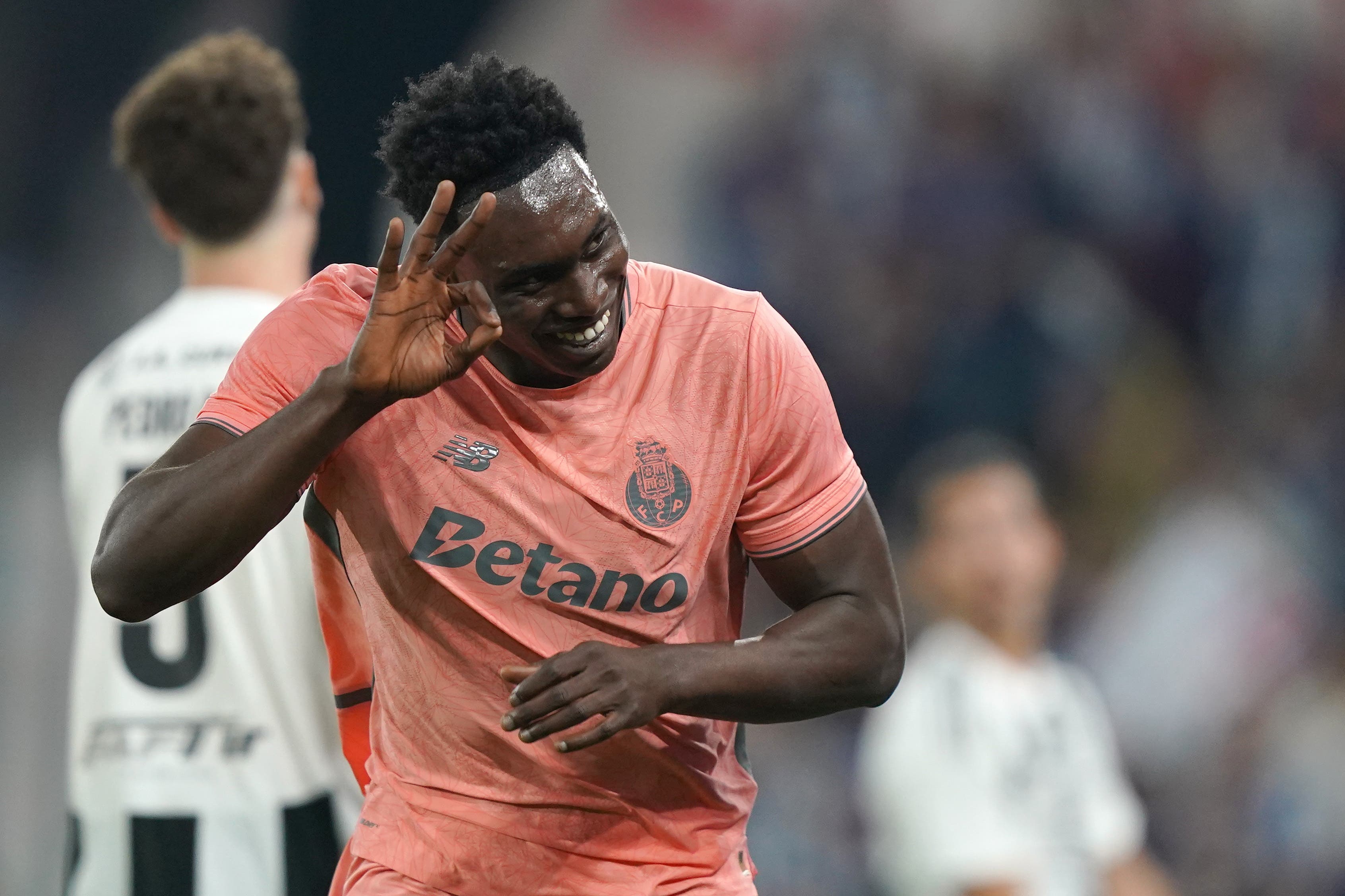Barcelos (Portugal), 18/10/2025.- FC Porto player Samu celebrates after scoring a goal against Celoricense during their Portugal Cup soccer match held at Cidade de Barcelos Stadium, Portugal, 18 October 2025. EFE/EPA/HUGO DELGADO