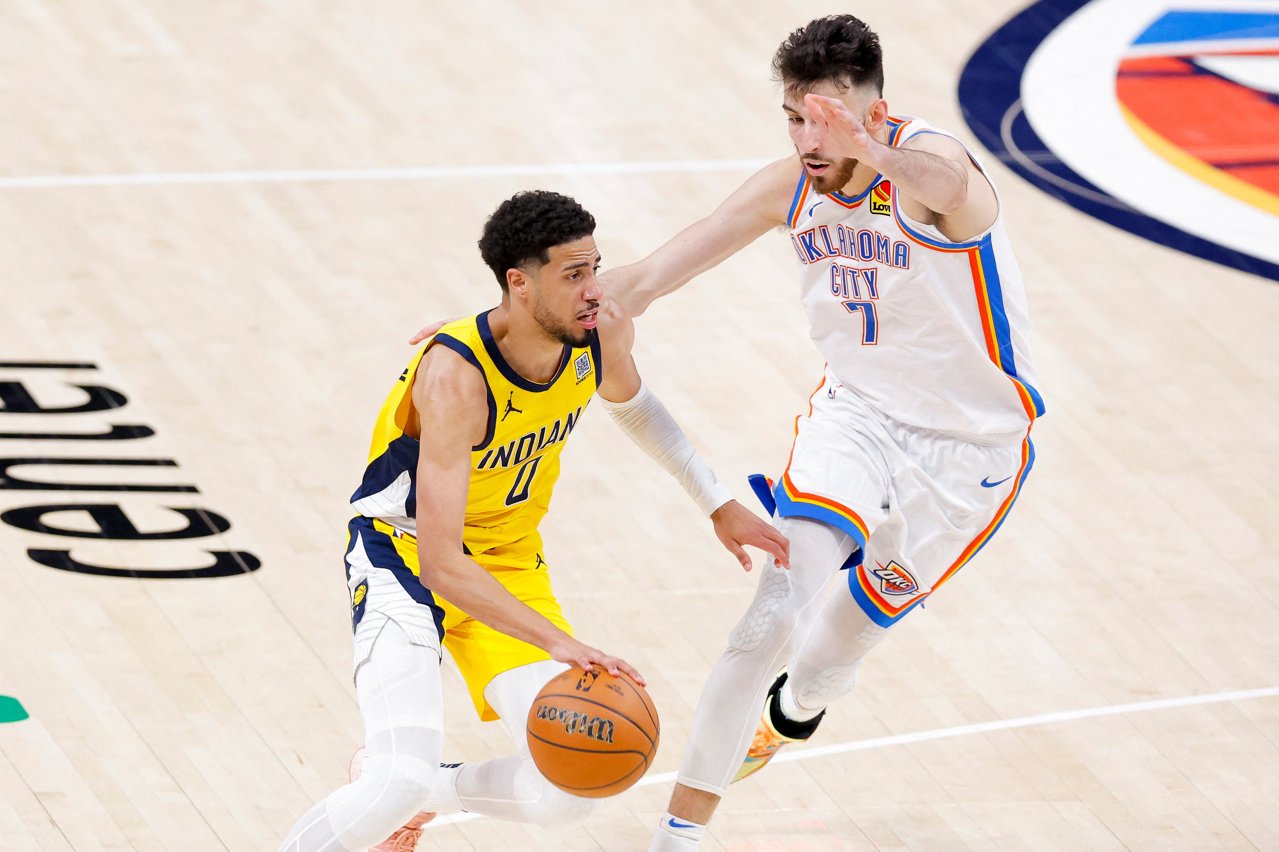 Tyrese Haliburton de los Indiana Pacers ante Chet Holmgren de los Oklahoma City Thunder.