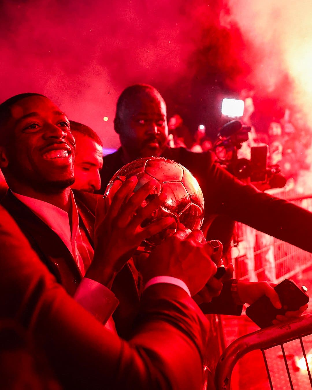 Ousmane Dembélé celebra con los hinchas del PSG la consecución del Balón de Oro.
