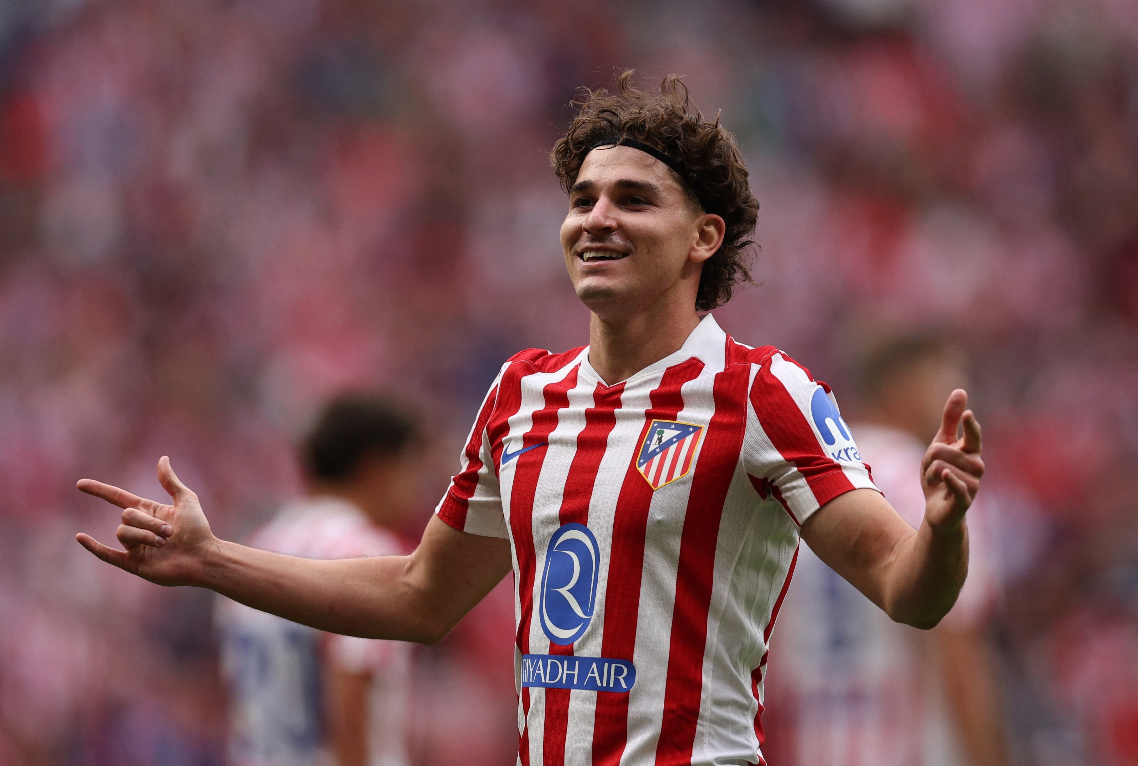 Julián Álvarez celebrates a goal during the match between Atlético de Madrid and Real Madrid.