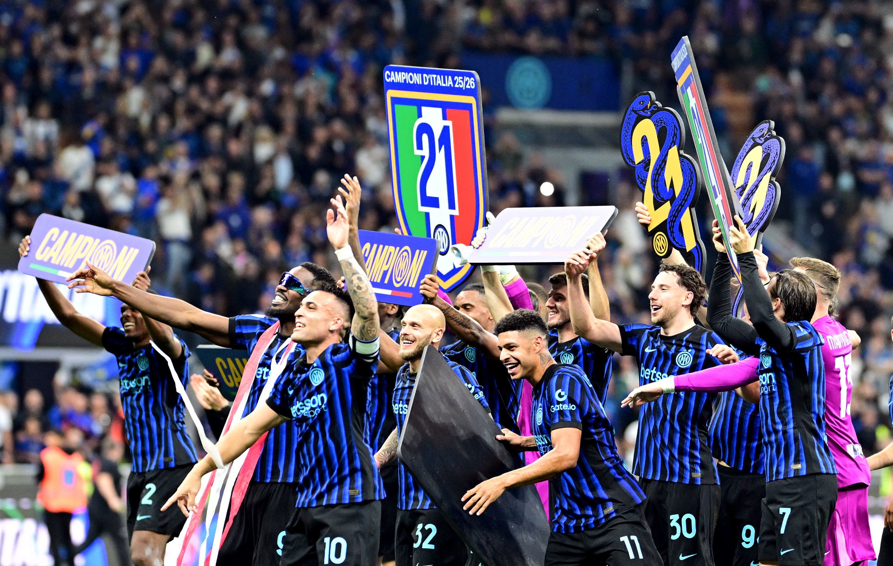 Soccer Football - Serie A - Inter Milan v Parma - San Siro, Milan, Italy - May 3, 2026 Inter Milan's Marcus Thuram, Lautaro Martinez, Federico Dimarco, Luis Henrique and Carlos Augusto celebrate after winning Serie A REUTERS/Daniele Mascolo