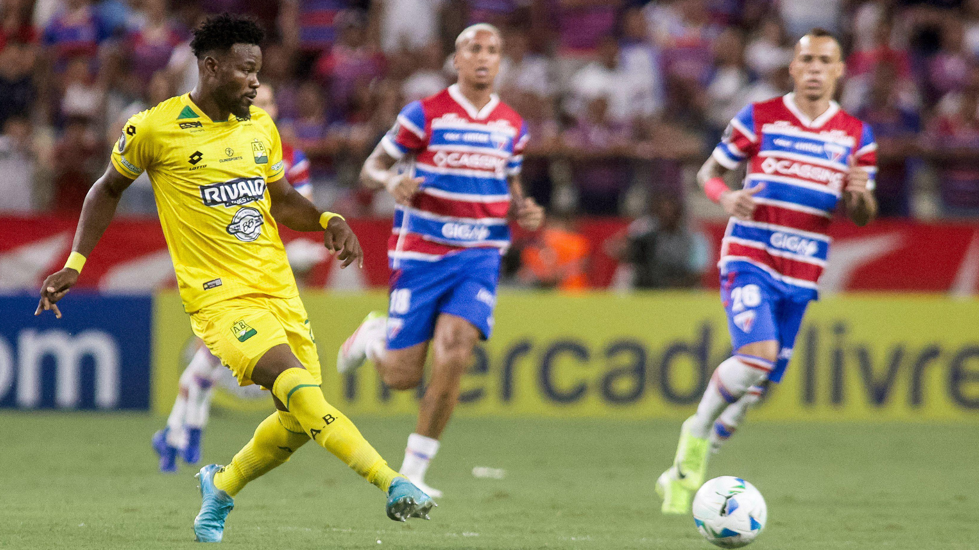 Bucaramanga player passes the ball against Fortaleza