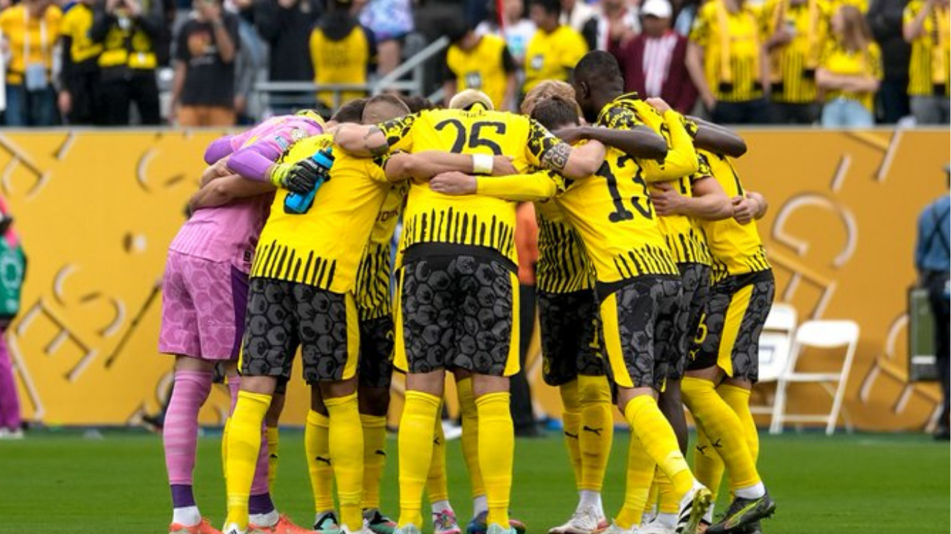 Ação intensa em campo no Mundial de Clubes entre Mamelodi Sundowns e Borussia Dortmund