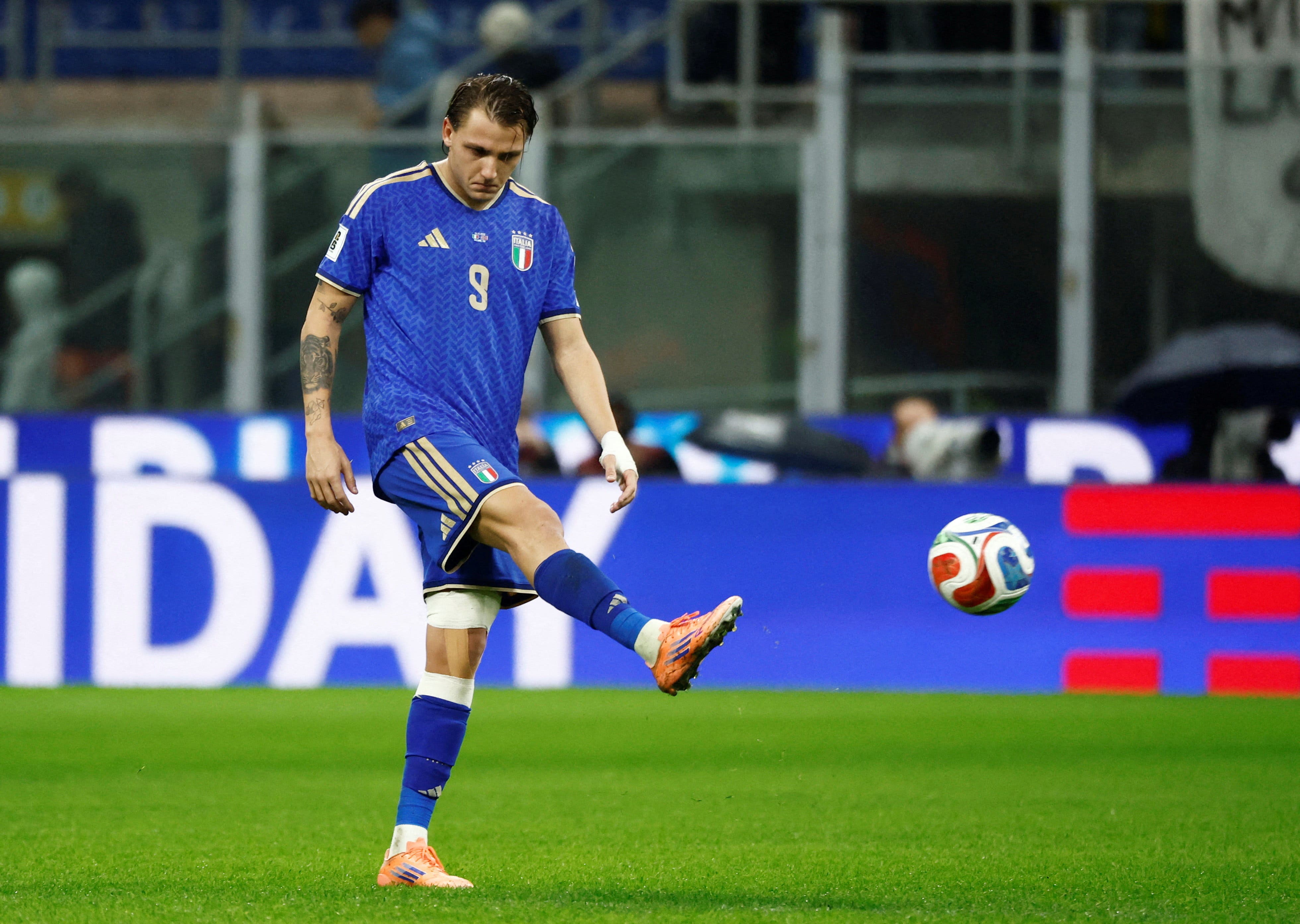 Soccer Football - World Cup - UEFA Qualifiers - Group I - Italy v Norway - San Siro, Milan, Italy - November 16, 2025 Italy's Mateo Retegui looks dejected after Norway's Jorgen Strand Larsen scored their fourth goal REUTERS/Alessandro Garofalo