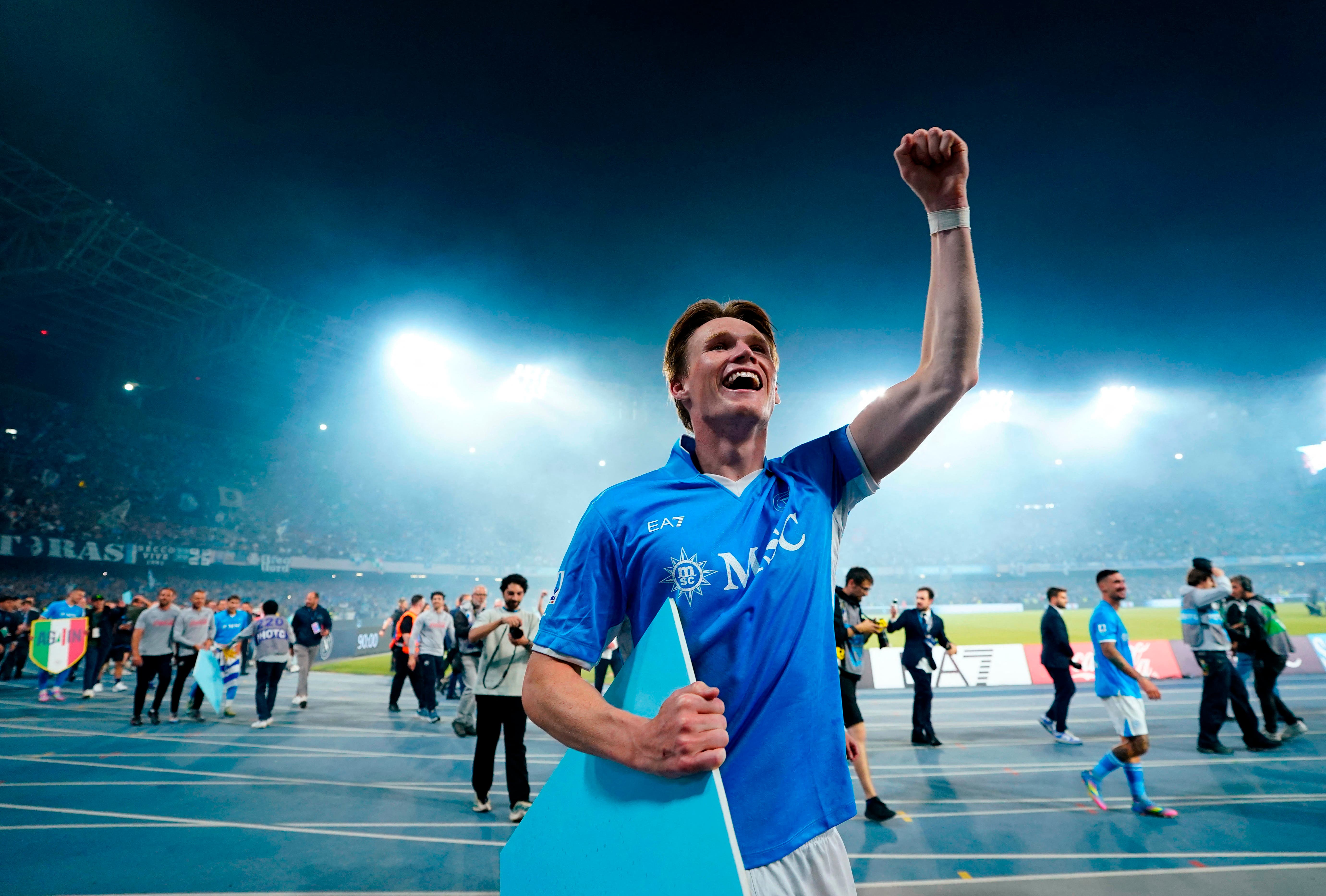 Soccer Football - Serie A - Napoli v Cagliari - Stadio Diego Armando Maradona, Naples, Italy - May 23, 2025 Napoli's Scott McTominay celebrates after winning Serie A REUTERS/Matteo Ciambelli