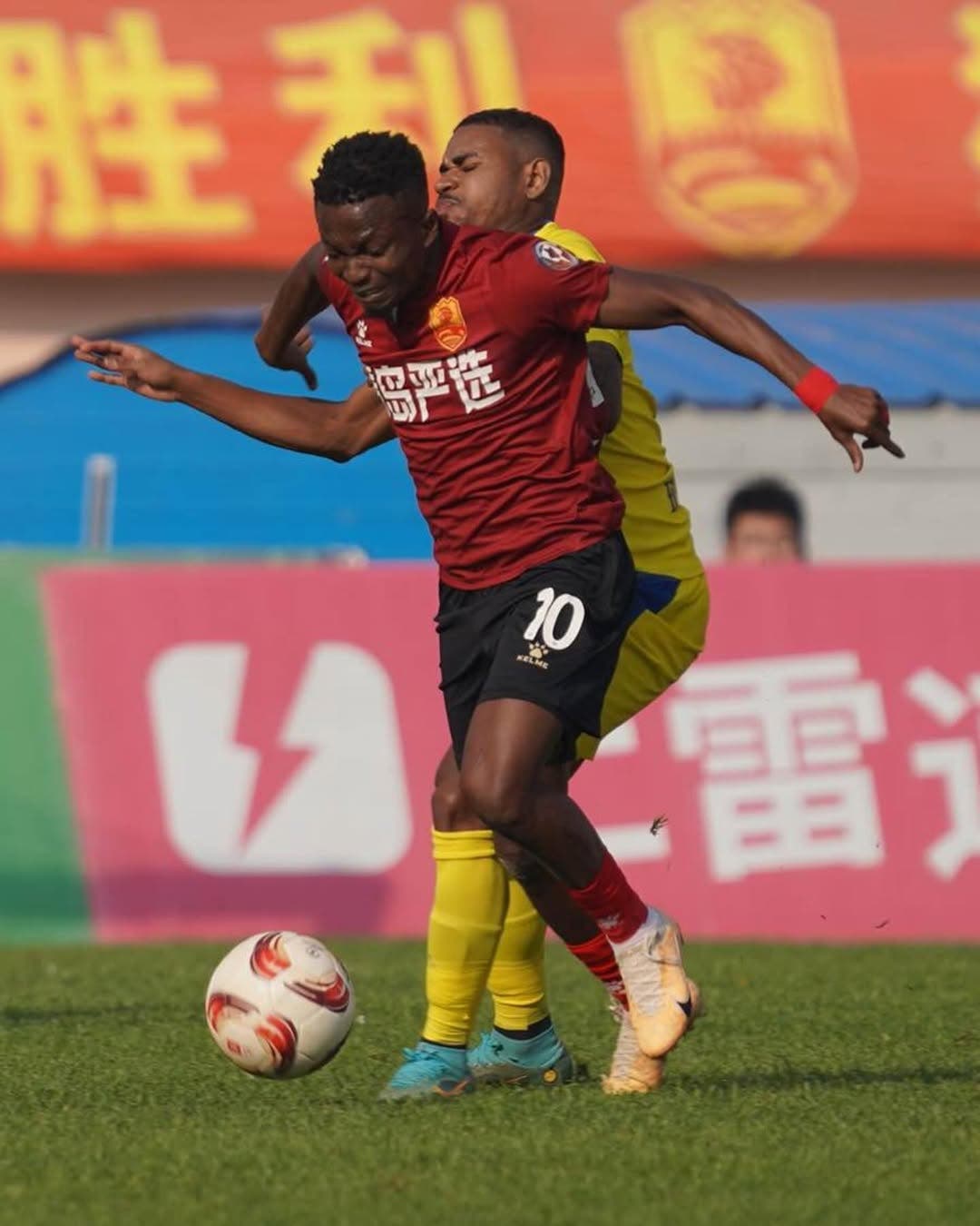 Samuel Asamoah durante un partido de fútbol.