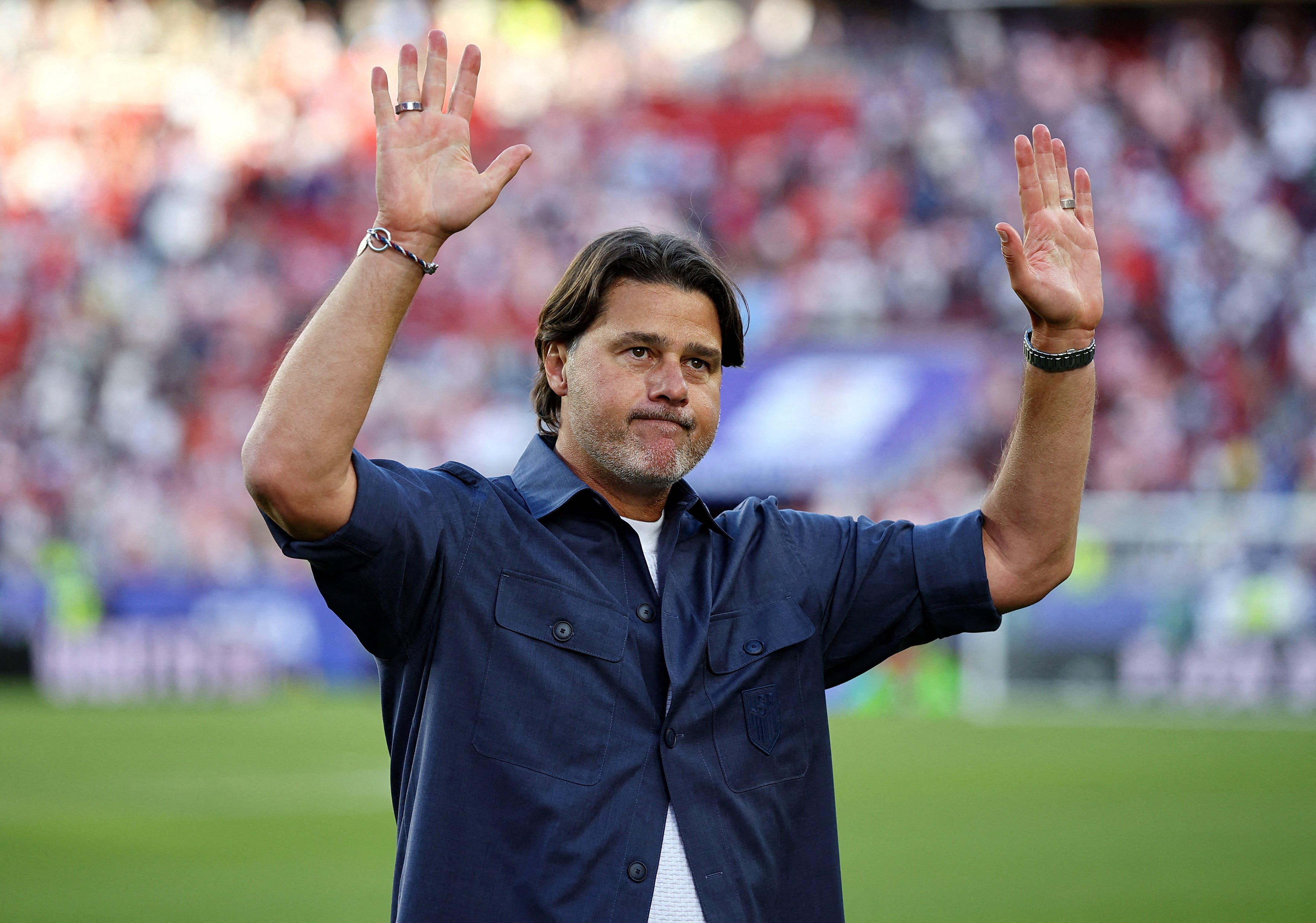 Soccer Football - FIFA World Cup 2026 - Round of 32 - United States v Bosnia and Herzegovina - San Francisco Bay Area Stadium, Santa Clara, California, U.S. - July 1, 2026 U.S. coach Mauricio Pochettino acknowledges the fans after the match REUTERS/Carlos Barria TPX IMAGES OF THE DAY

