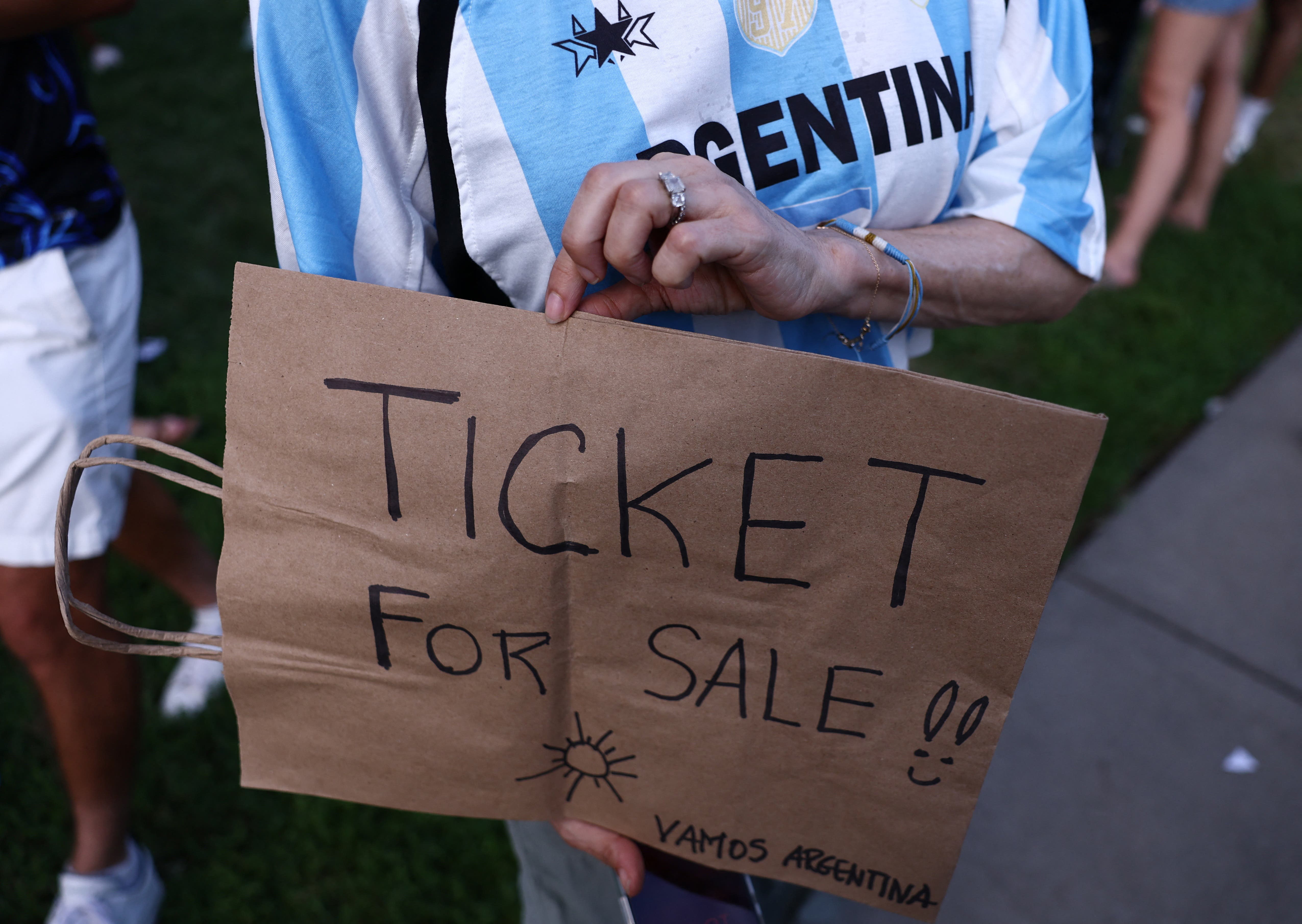 Soccer Football - FIFA World Cup 2026 - Argentina fans gather in Kansas City - Kansas City, Missouri, U.S. - July 10, 2026 Argentina fan holds a sign for a match ticket as they gather in Kansas City ahead of their quarter final match against Switzerland REUTERS/Lee Smith

