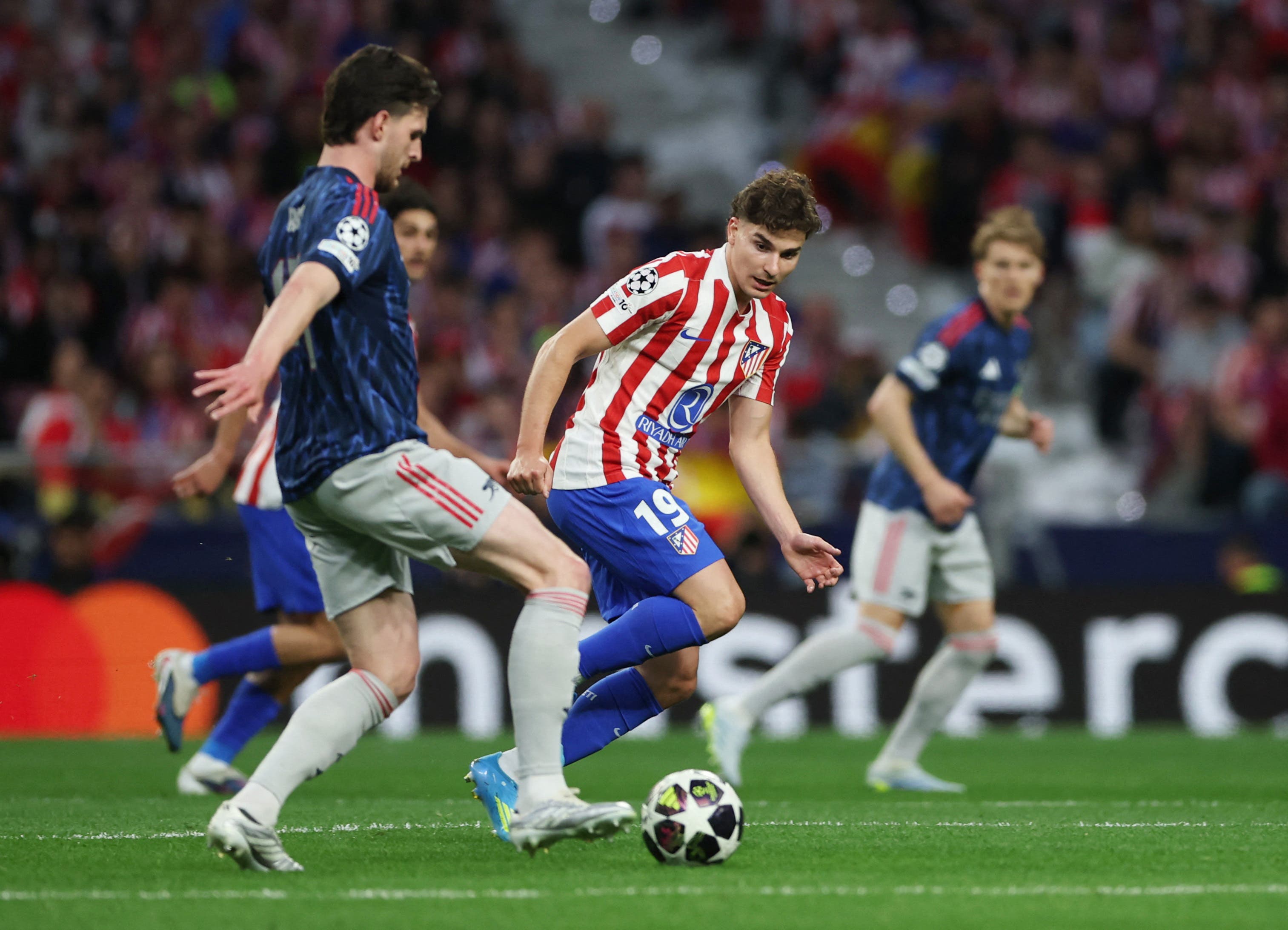 Soccer Football - UEFA Champions League - Semi Final - First Leg - Atletico Madrid v Arsenal - Riyadh Air Metropolitano, Madrid, Spain - April 29, 2026 Arsenal's Declan Rice in action with Atletico Madrid's Julian Alvarez REUTERS/Isabel Infantes