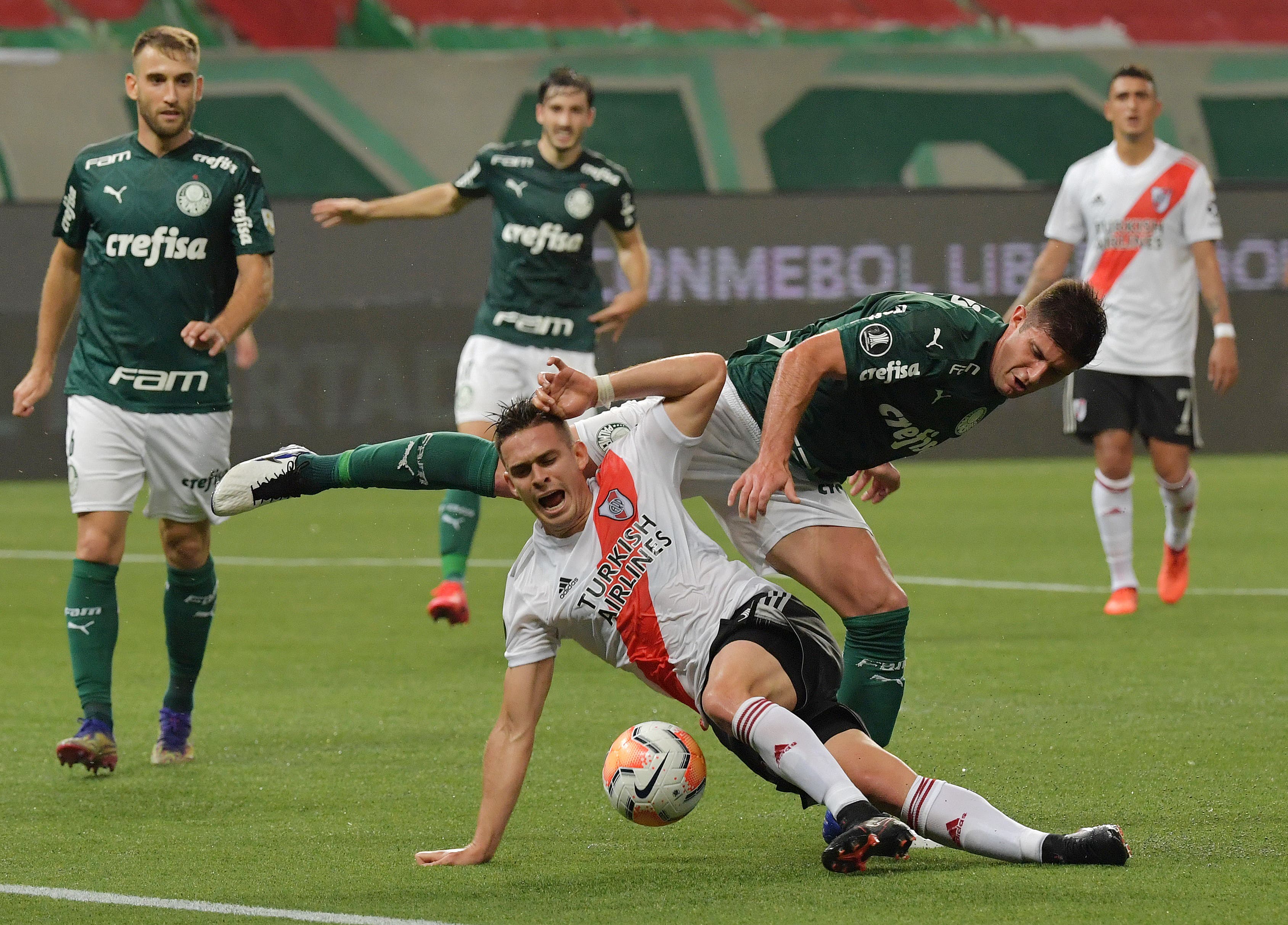 Soccer Football - Copa Libertadores - Semi Final - Second Leg - Palmeiras v River Plate - Allianz Parque, Sao Paulo, Brazil - January 12, 2021 River Plate's Rafael Santos Borre in action with Palmeiras' Victor Hugo Pool via REUTERS/Nelson Almeida