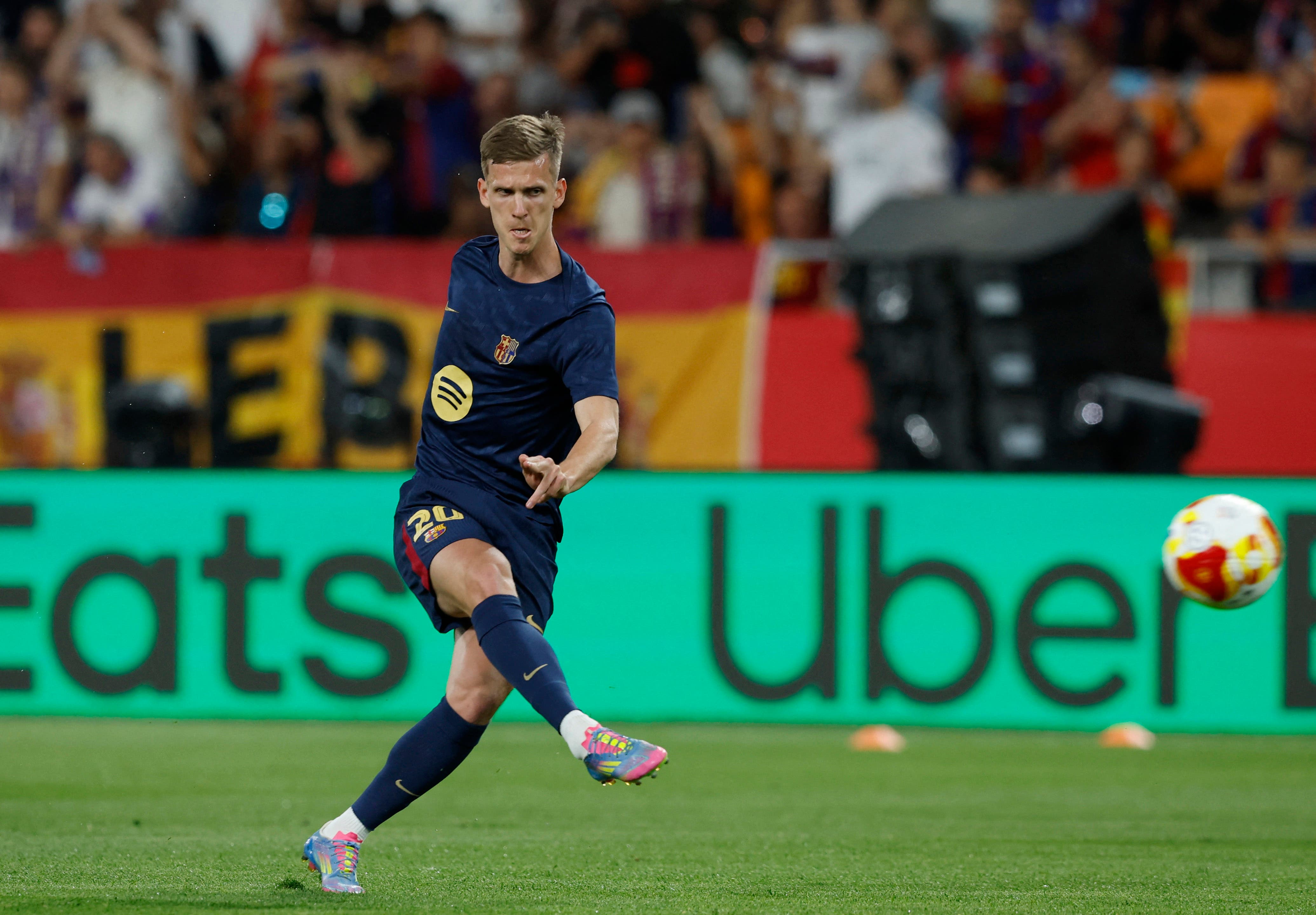 Soccer Football - Copa del Rey - Final - FC Barcelona v Real Madrid - Estadio de La Cartuja, Seville, Spain - April 26, 2025 FC Barcelona's Dani Olmo during the warm up before the match REUTERS/Marcelo Del Pozo