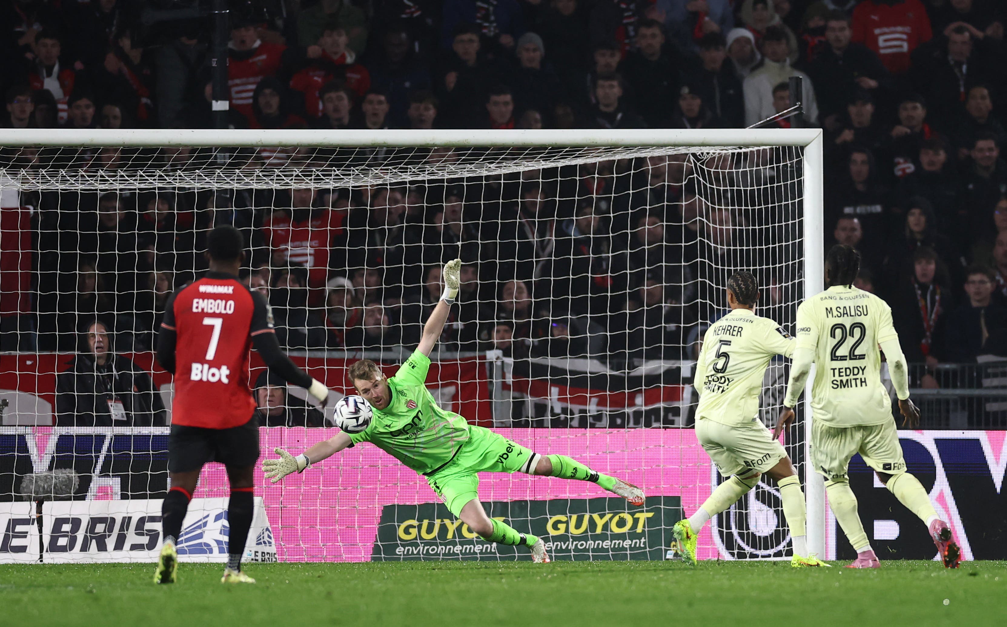 Alarma en el Mónaco: Lukas Hradecky sale lesionado ante Lyon