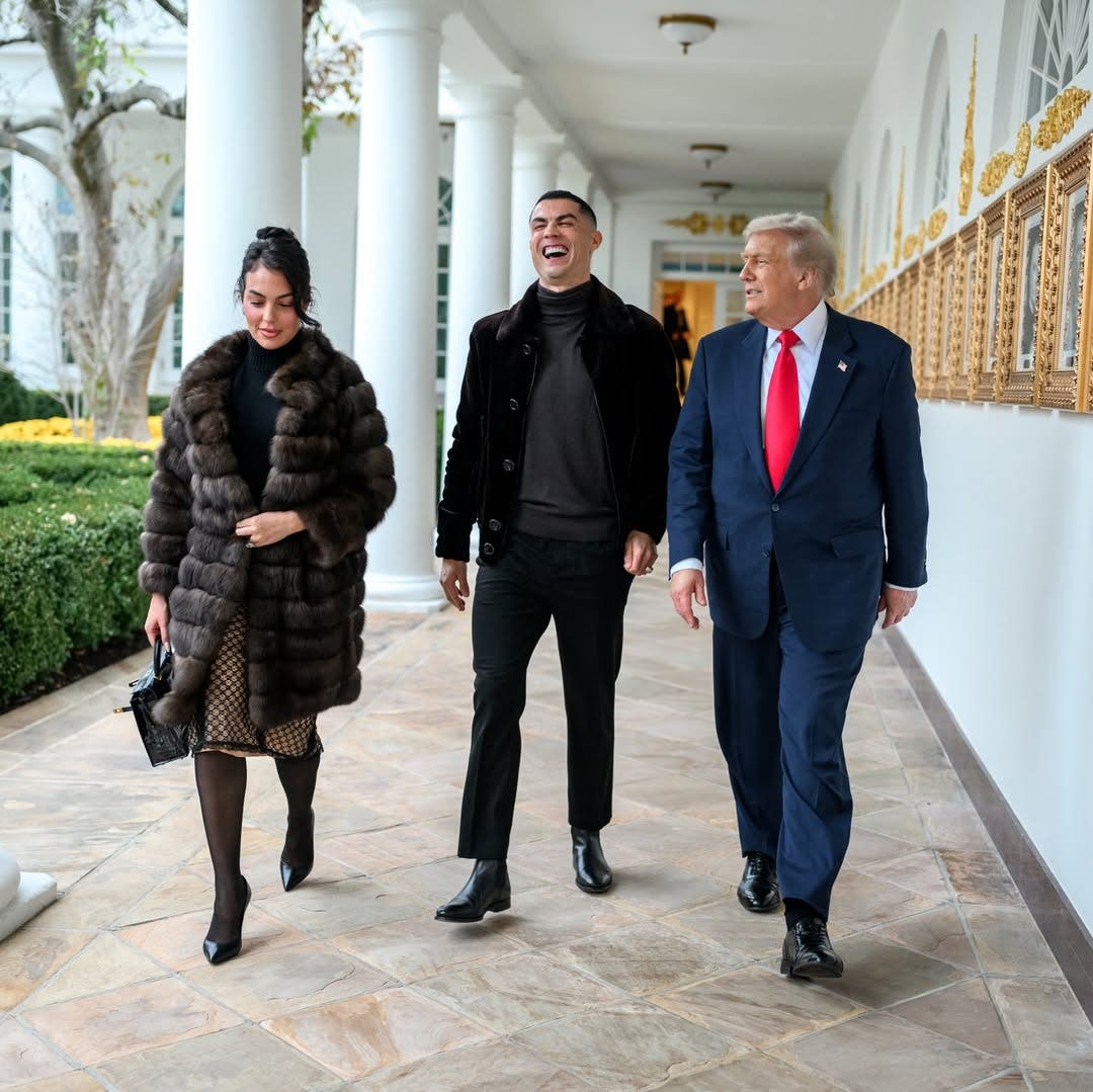 Cristiano Ronaldo, Georgina Rodríguez and Donald Trump walking thorugh the corridors of the White House.