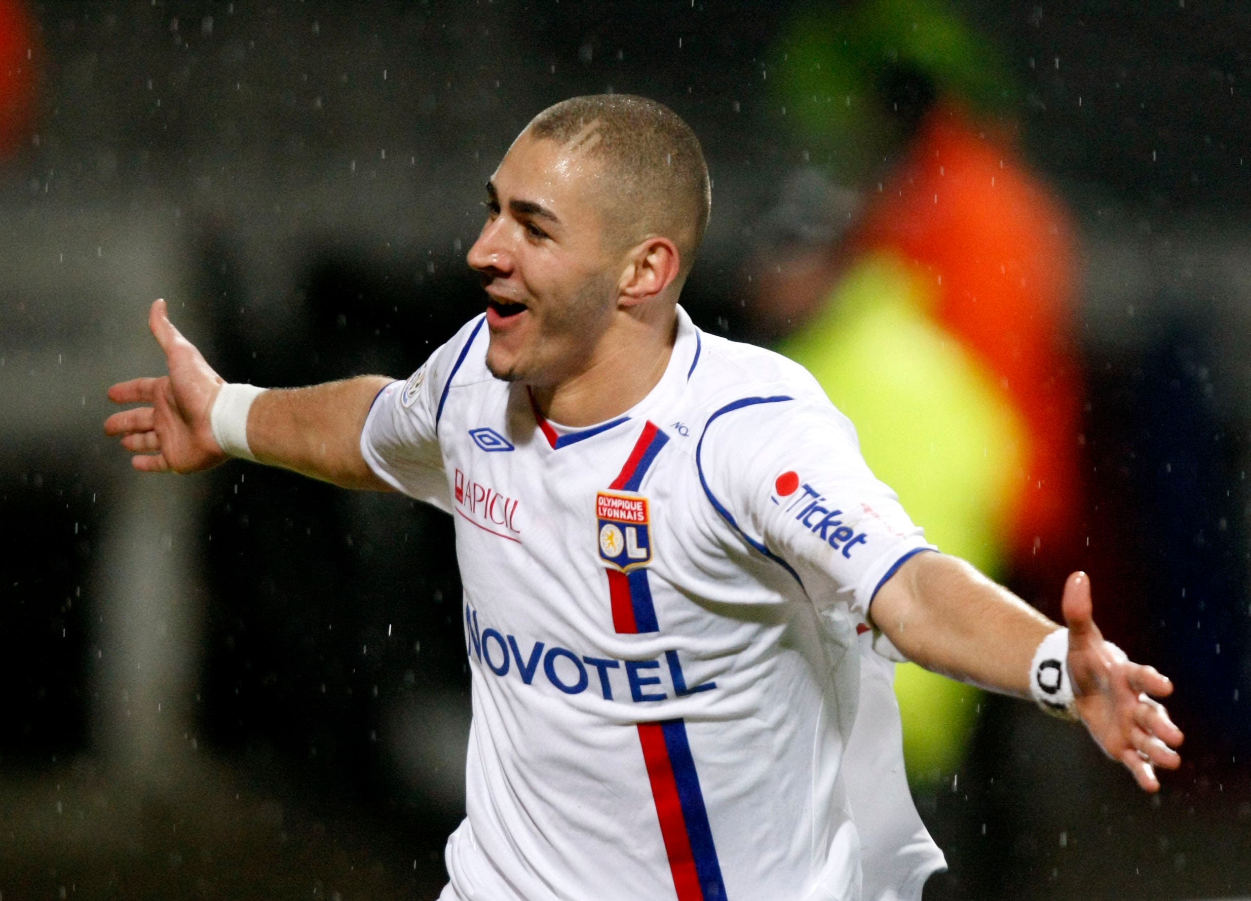 Olympique Lyon's Karim Benzema celebrates after scoring against Le Mans during their French League 1 soccer match at the Gerland stadium in Lyon November 2, 2008. REUTERS/Robert Pratta (FRANCE)