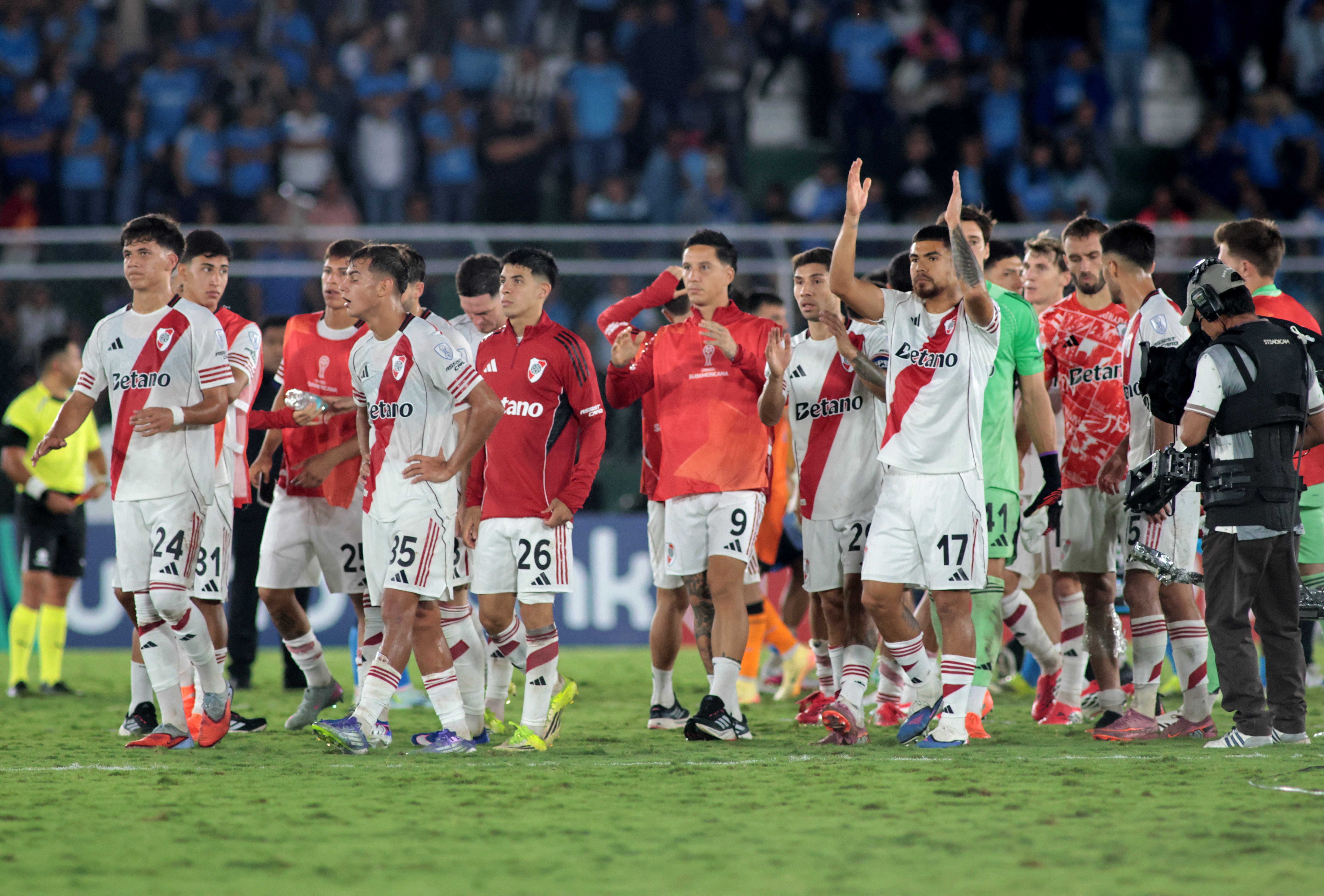 Soccer Football - Recopa Sudamericana - Group H - Blooming v River Plate - Estadio Ramon Tahuichi, Santa Cruz, Bolivia - April 8, 2026 River Plate players applaud to fans after the match REUTERS/Ipa Ibanez

