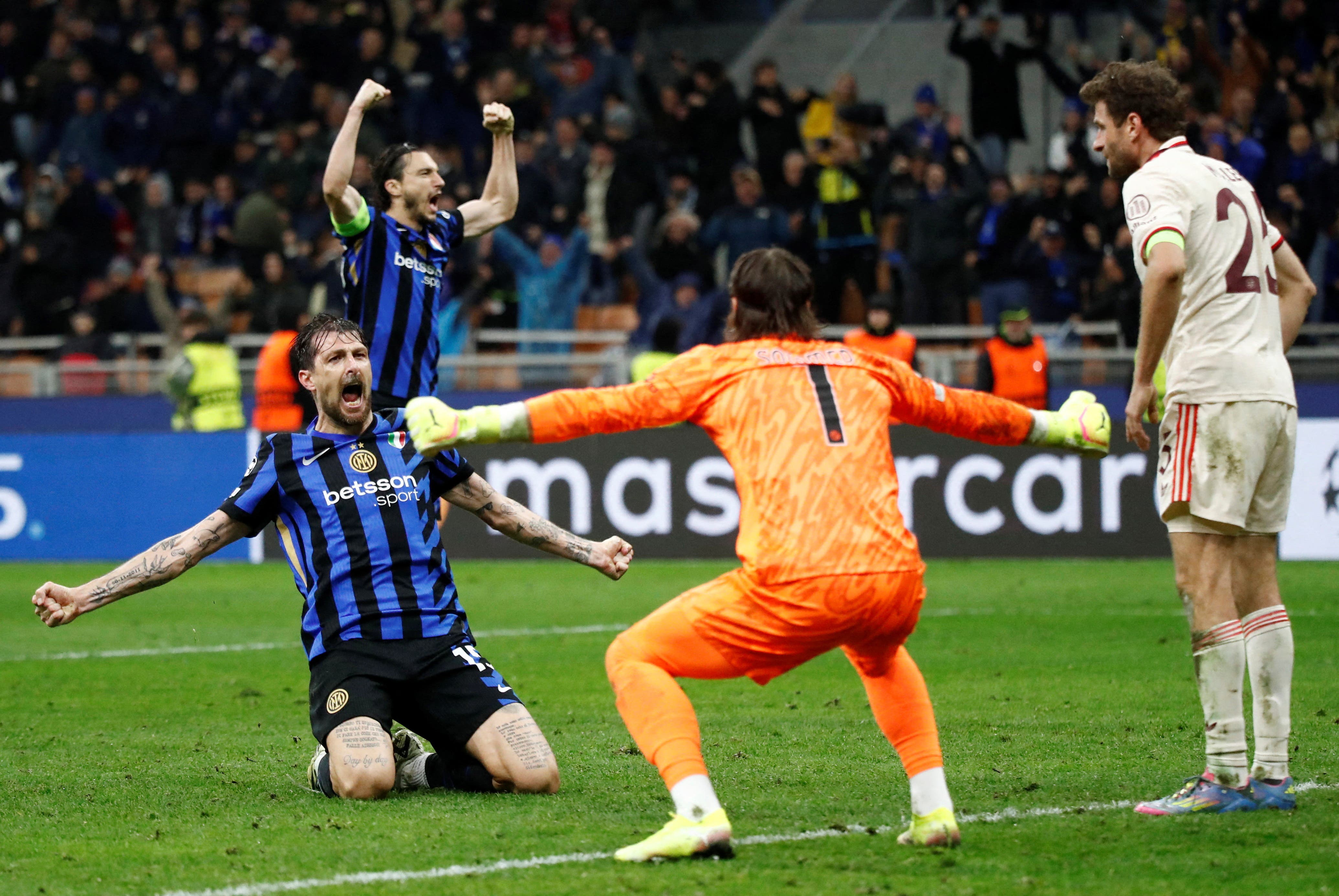 Soccer Football - Champions League - Quarter Final - Second Leg - Inter Milan v Bayern Munich - San Siro, Milan, Italy - April 16, 2025 Inter Milan's Francesco Acerbi and Yann Sommer celebrate after the match REUTERS/Alessandro Garofalo TPX IMAGES OF THE DAY
