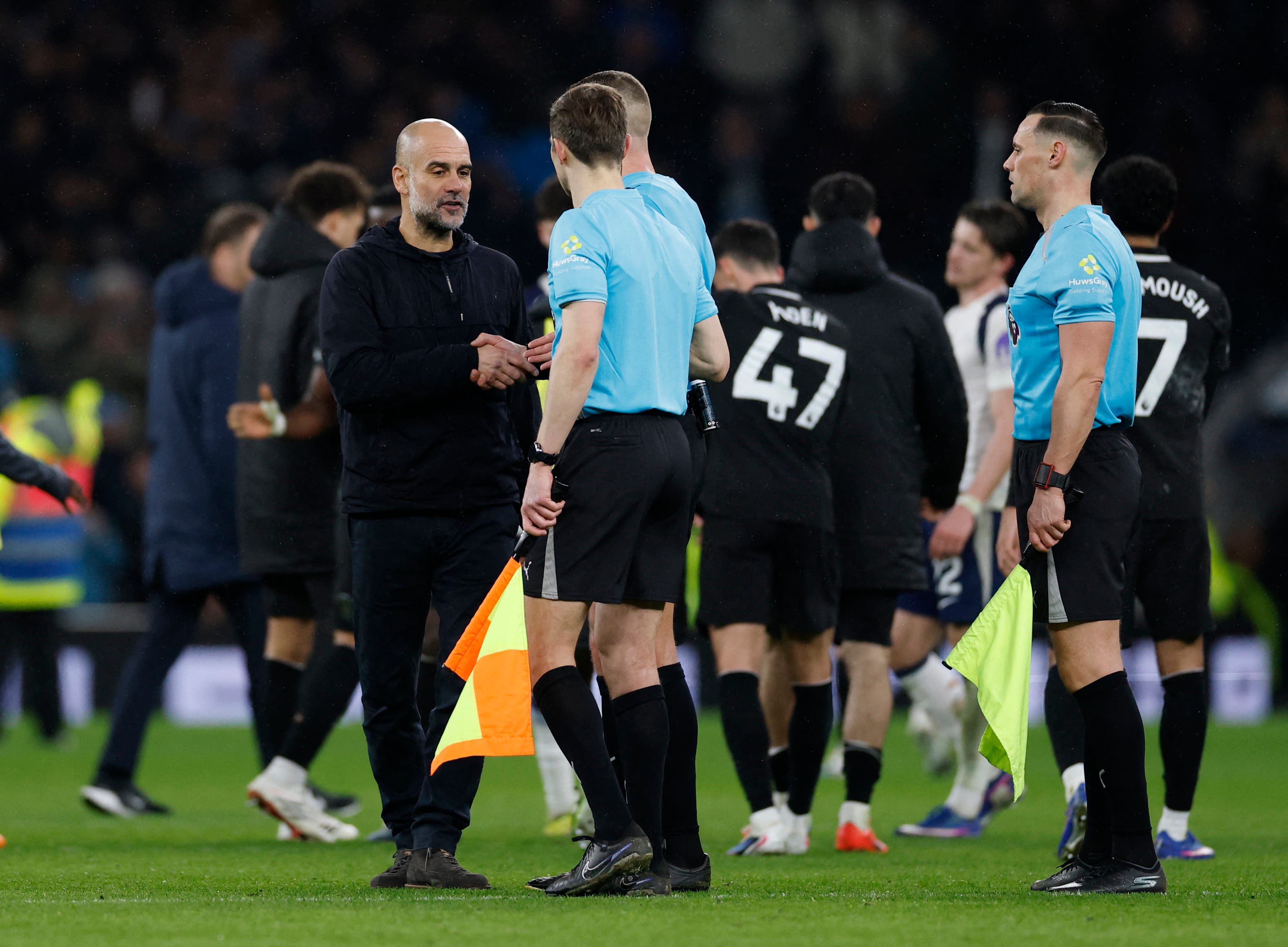 Soccer Football - Premier League - Tottenham Hotspur v Manchester City - Tottenham Hotspur Stadium, London, Britain - February 1, 2026 Manchester City manager Pep Guardiola with referee Robert Jones and the assistant referees after the match Action Images via Reuters/Peter Cziborra