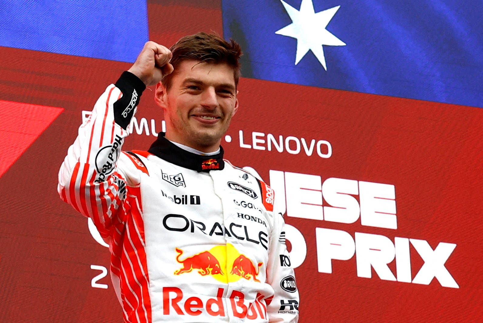 Max Verstappen celebrando su victoria en el GP de Japón 2025.