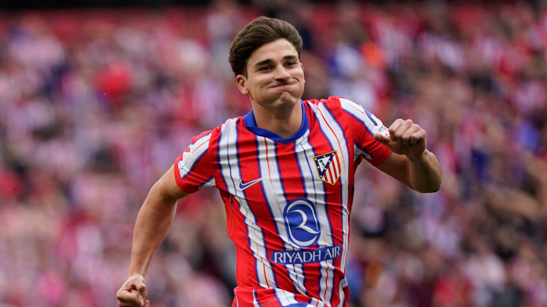 Julián Álvarez celebrate a goal during a match with Atlético de Madrid.