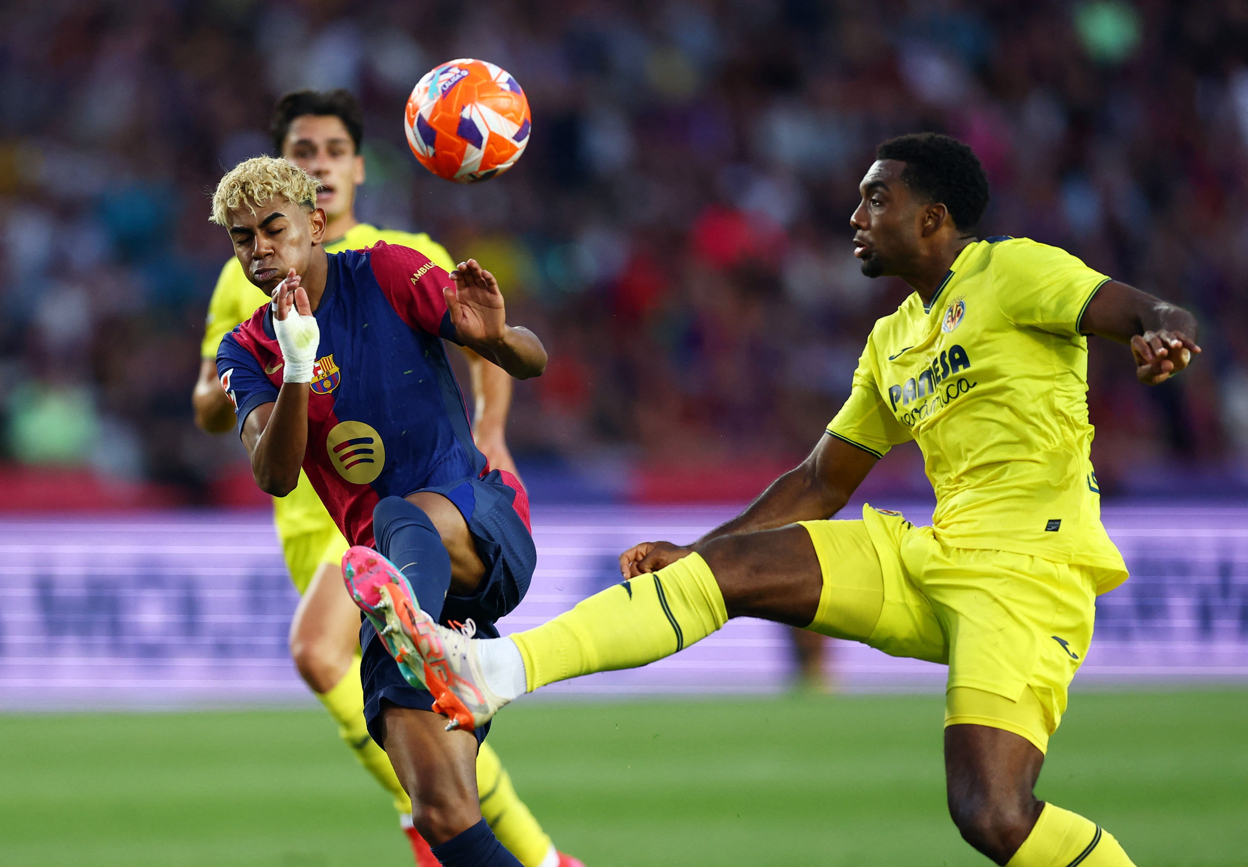 Soccer Football - LaLiga - FC Barcelona v Villarreal - Estadi Olimpic Lluis Companys, Barcelona, Spain - May 18, 2025 Villarreal's Logan Costa in action with FC Barcelona's Lamine Yamal REUTERS/Albert Gea