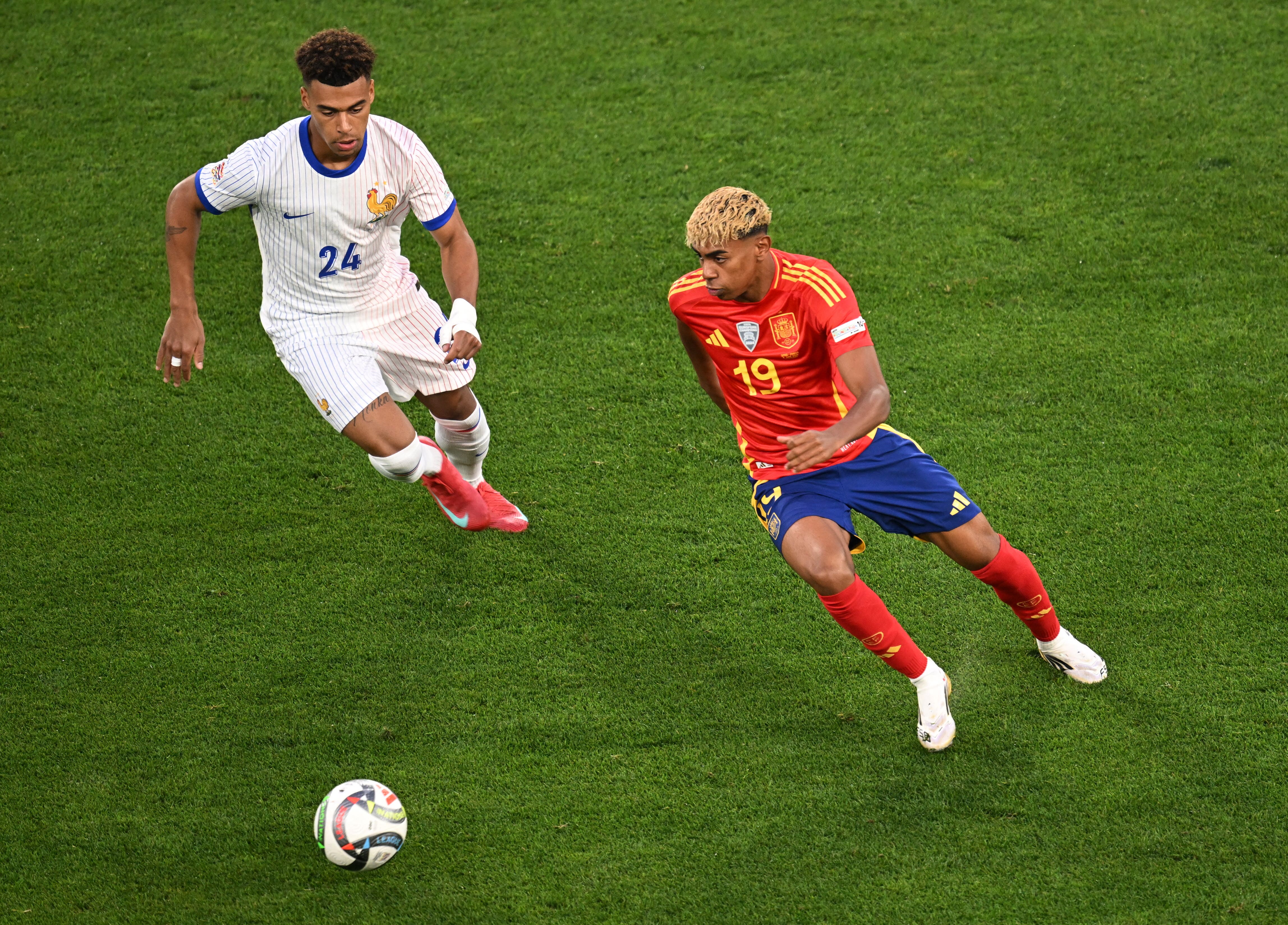 Soccer Football - Nations League - Semi Final - Spain v France - MHPArena, Stuttgart, Germany - June 5, 2025 France's Desire Doue in action with Spain's Lamine Yamal REUTERS/Angelika Warmuth

