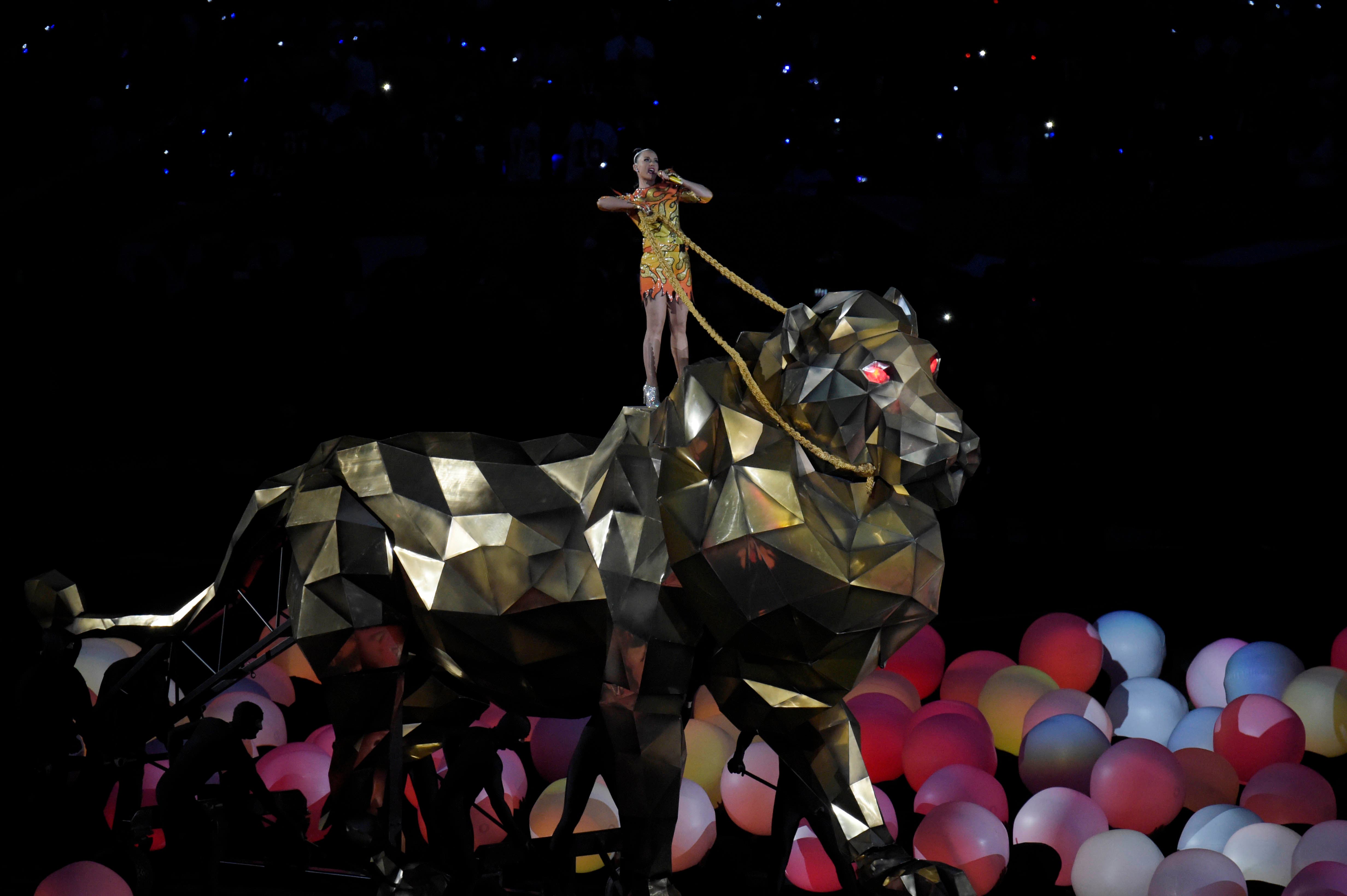 Feb 1, 2015; Glendale, AZ, USA; Recording artist Katy Perry performs during the half time show in Super Bowl XLIX at University of Phoenix Stadium. Mandatory Credit: Kirby Lee-USA TODAY Sports