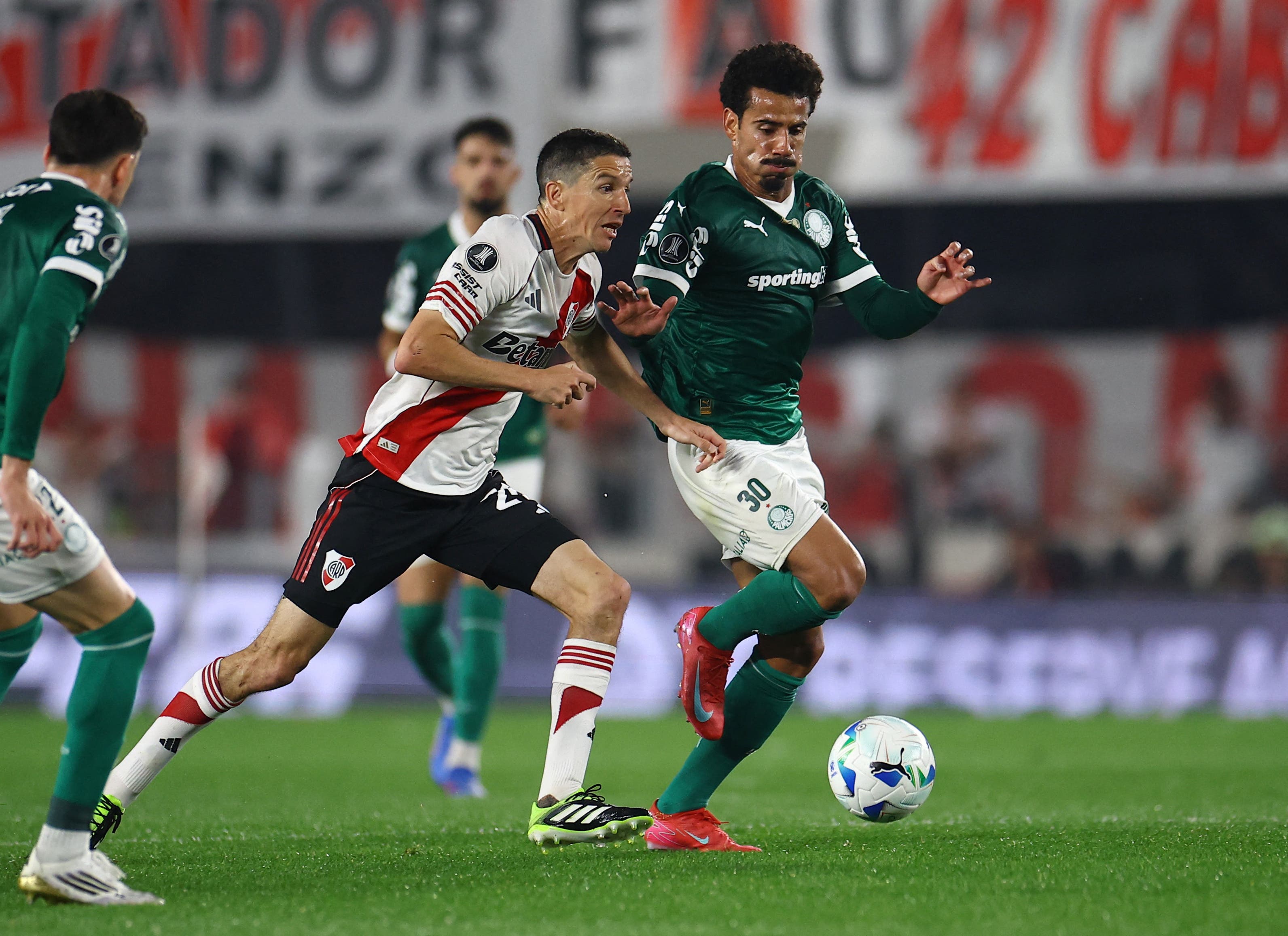 Soccer Football - Copa Libertadores - Quarter Finals - First Leg - River Plate v Palmeiras - Estadio Mas Monumental, Buenos Aires, Argentina - September 17, 2025 River Plate's Ignacio Fernandez in action with Palmeiras' Lucas Evangelista REUTERS/Agustin Marcarian
