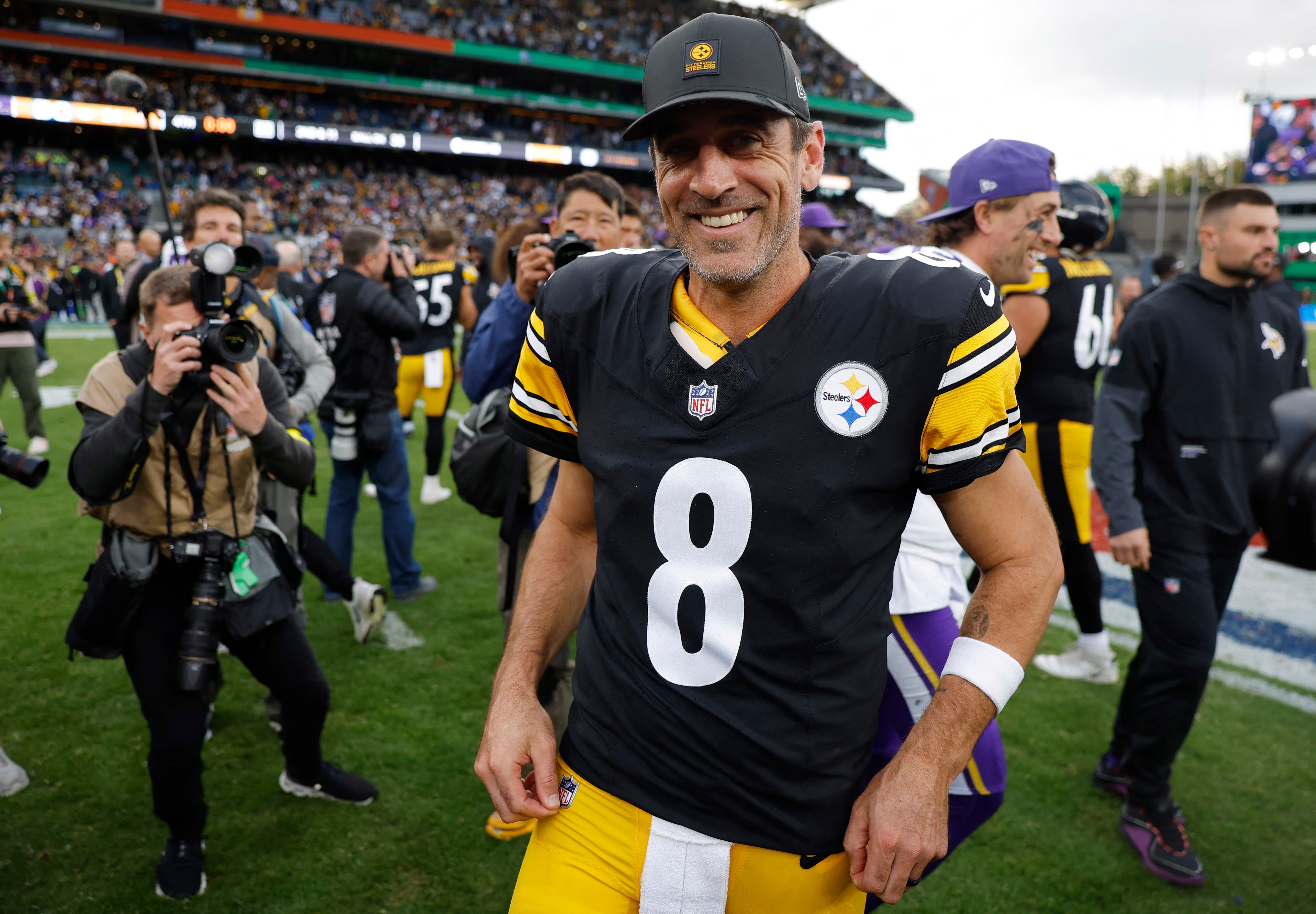 Football - NFL - Pittsburgh Steelers v Minnesota Vikings - Croke Park, Dublin, Ireland - September 28, 2025 Pittsburgh Steelers' Aaron Rodgers celebrates after the match REUTERS/Clodagh Kilcoyne