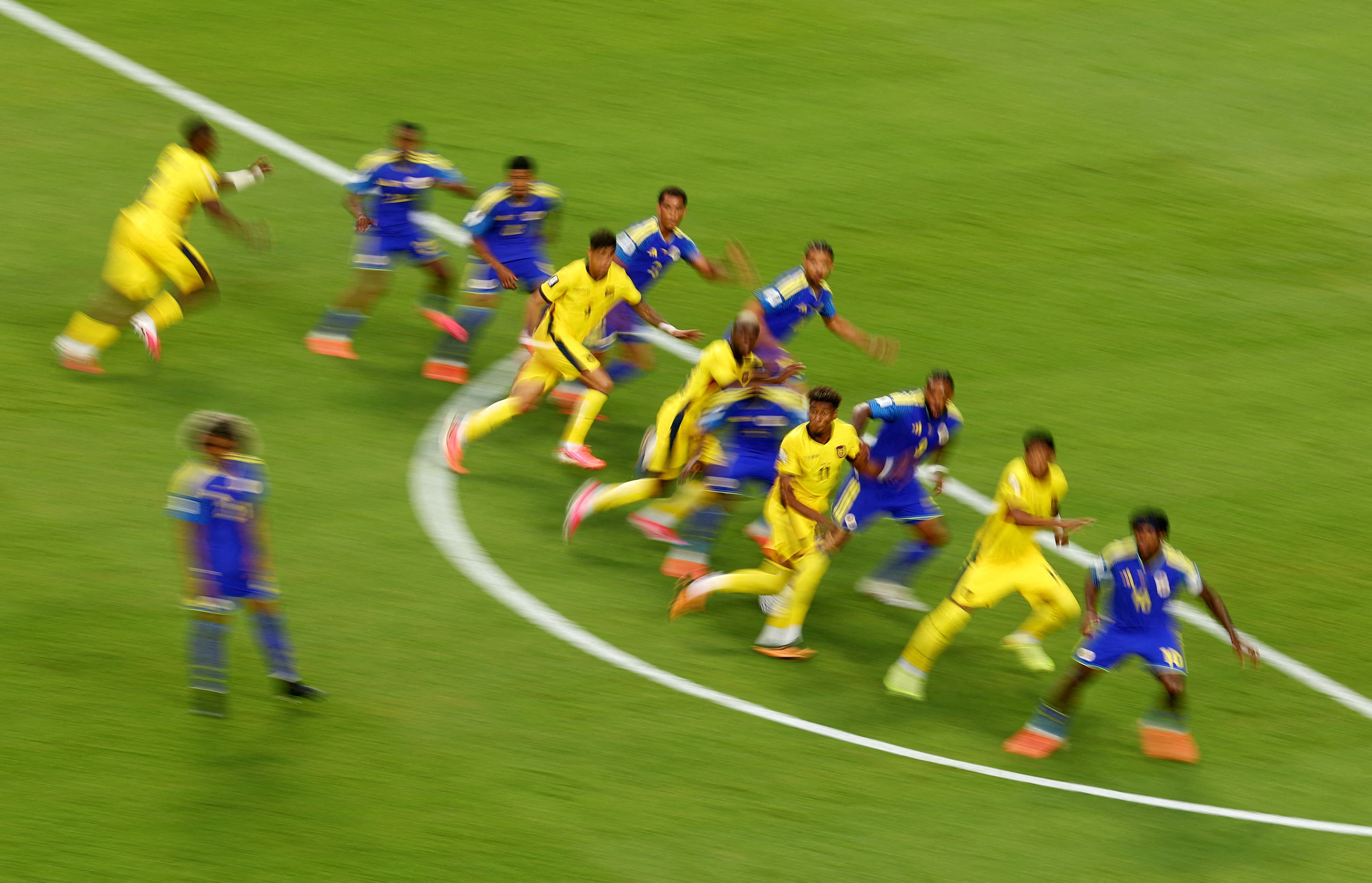 Soccer Football - FIFA World Cup 2026 - Group E - Ecuador v Curacao - Kansas City Stadium, Kansas City, Missouri, U.S. - June 20, 2026 Players run during an Ecuador free kick REUTERS/Kai Pfaffenbach TPX IMAGES OF THE DAY


