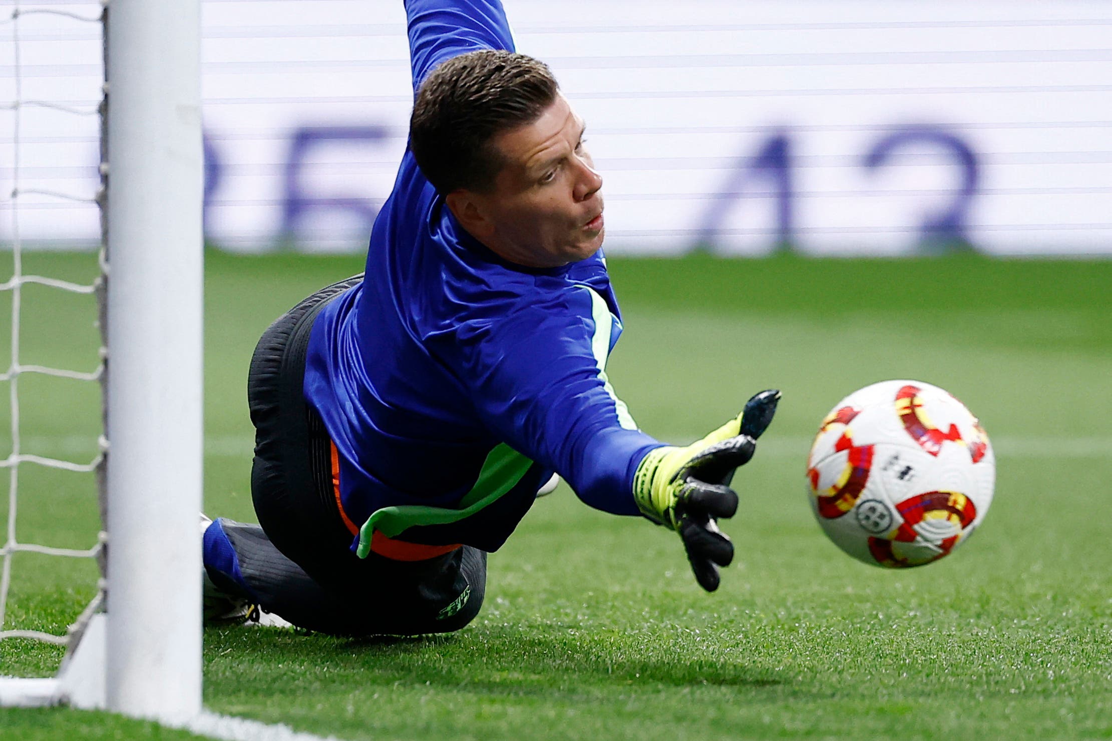 Soccer Football - Copa del Rey - Semi Final - Second Leg - Atletico Madrid v FC Barcelona - Metropolitano, Madrid, Spain - April 2, 2025 FC Barcelona's Wojciech Szczesny during the warm up before the match REUTERS/Juan Medina
