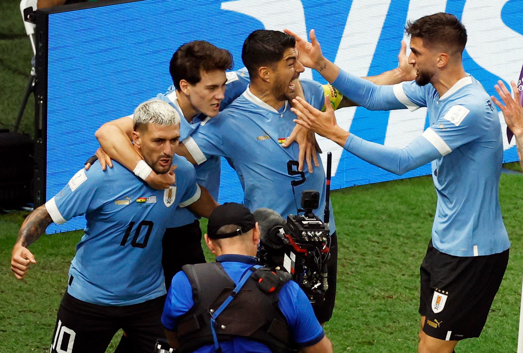 Soccer Football - FIFA World Cup Qatar 2022 - Group H - Ghana v Uruguay - Al Janoub Stadium, Al Wakrah, Qatar - December 2, 2022 Uruguay's Giorgian de Arrascaeta celebrates scoring their first goal with teammates REUTERS/Albert Gea