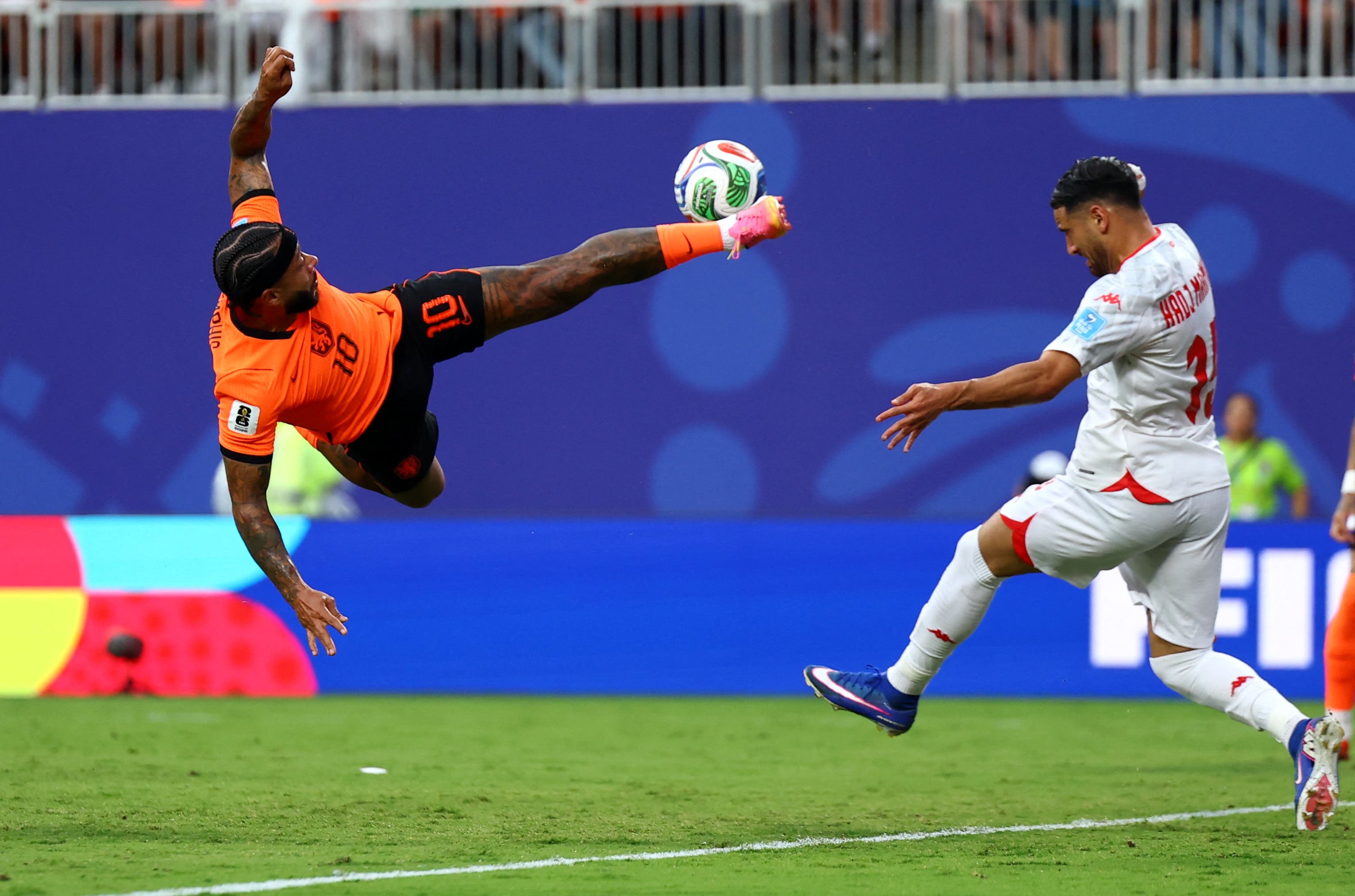 Soccer Football - FIFA World Cup 2026 - Group F - Tunisia v Netherlands - Kansas City Stadium, Kansas City, Missouri, U.S. - June 25, 2026 Netherlands' Memphis Depay in action with Tunisia's Hadj Mahmoud REUTERS/Claudia Greco

