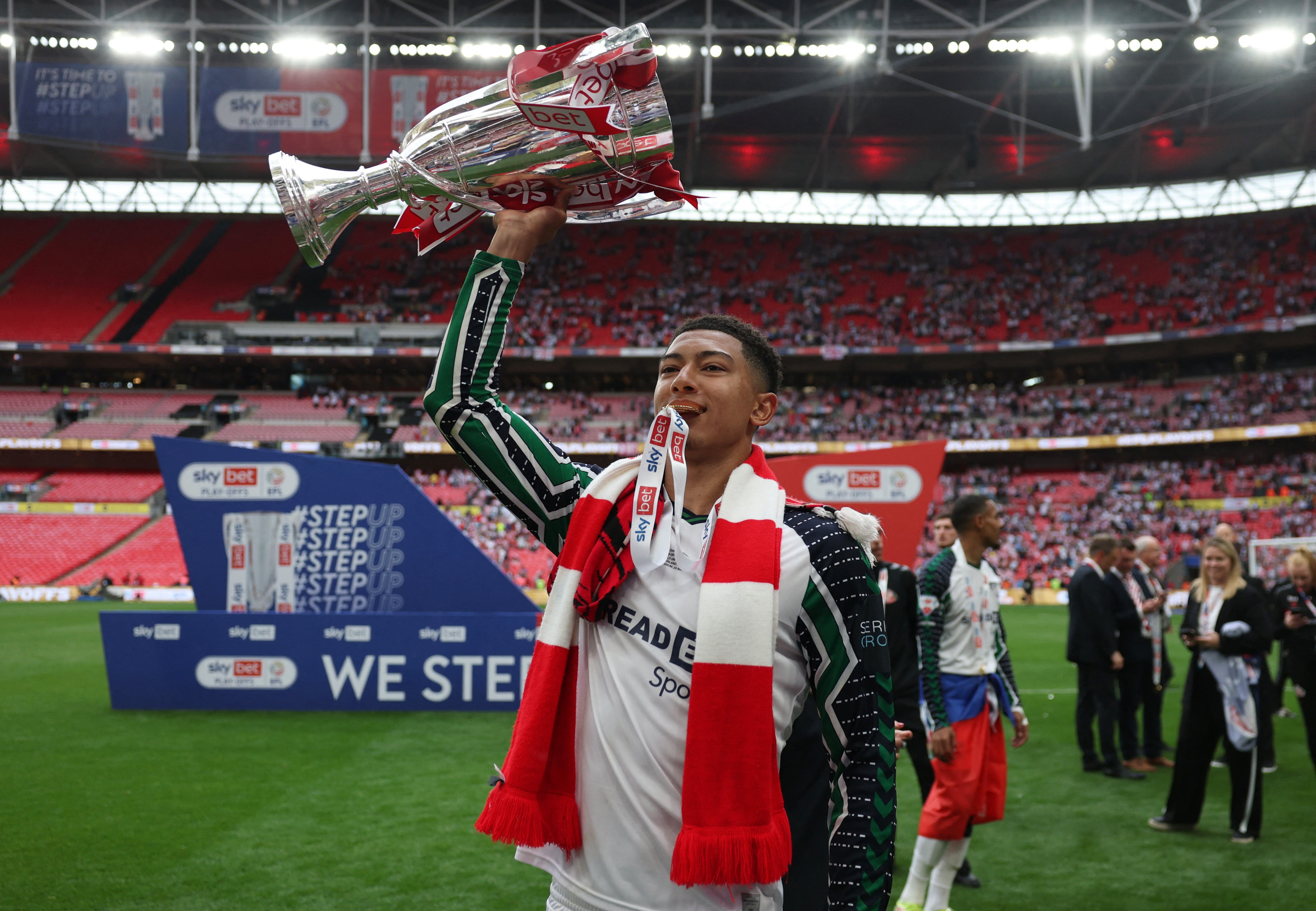 Soccer Football - Championship - Play-Off Final - Sheffield United v Sunderland - Wembley Stadium, London, Britain - May 24, 2025 Sunderland's Jobe Bellingham celebrates with the trophy in front of the fans after winning the championship play-off final Action Images via Reuters/Lee Smith