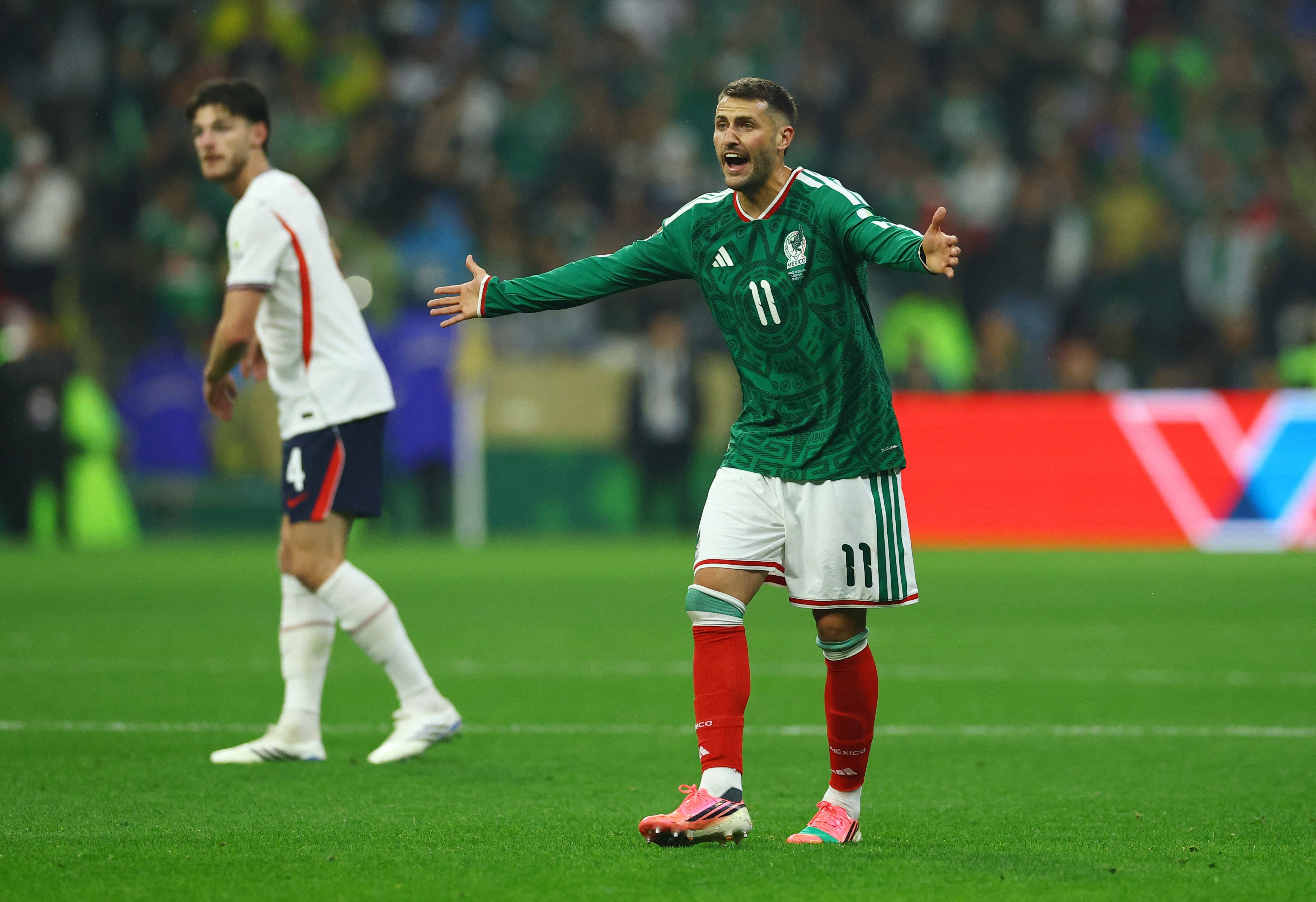 Soccer Football - FIFA World Cup 2026 - Round of 16 - Mexico v England - Estadio Azteca, Mexico City, Mexico - July 5, 2026 Mexico's Santiago Gimenez reacts REUTERS/Daniel Becerril

