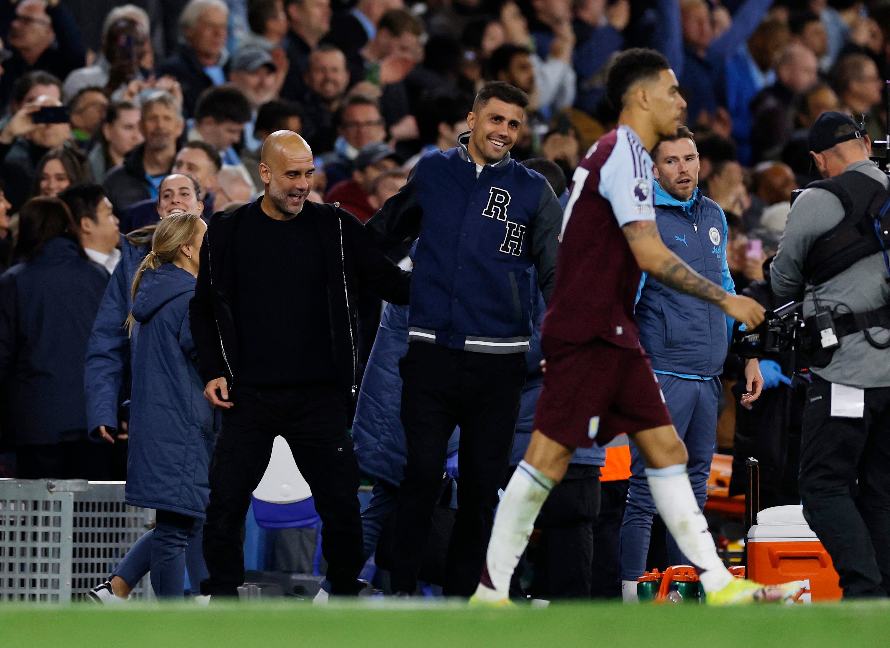 Soccer Football - Premier League - Manchester City v Aston Villa - Etihad Stadium, Manchester, Britain - April 22, 2025 Manchester City manager Pep Guardiola and Rodri celebrate as Aston Villa's Morgan Rogers looks dejected Action Images via Reuters/Jason Cairnduff