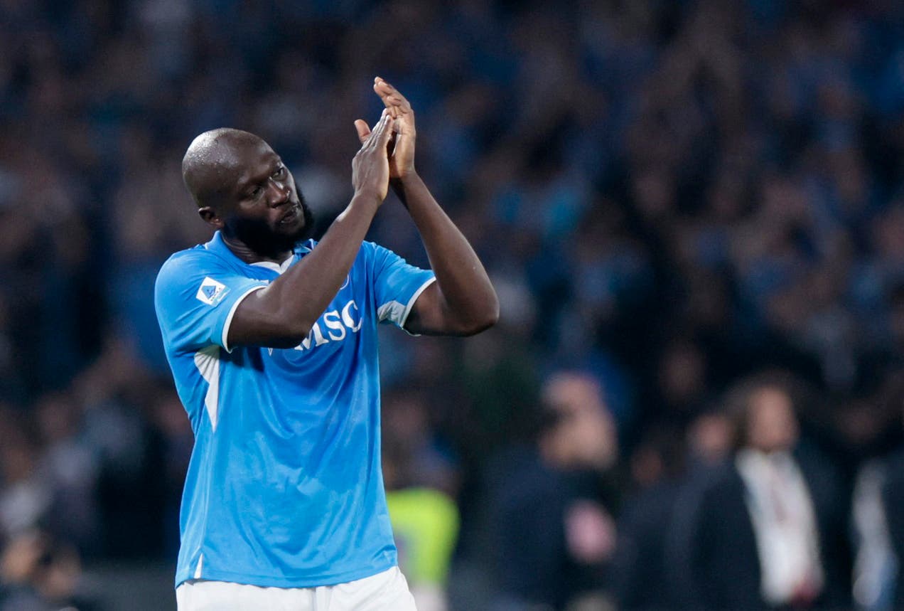 Soccer Football - Serie A - Napoli v Cagliari - Stadio Diego Armando Maradona, Naples, Italy - May 23, 2025 Napoli's Romelu Lukaku applauds fans after he is substituted REUTERS/Remo Casilli