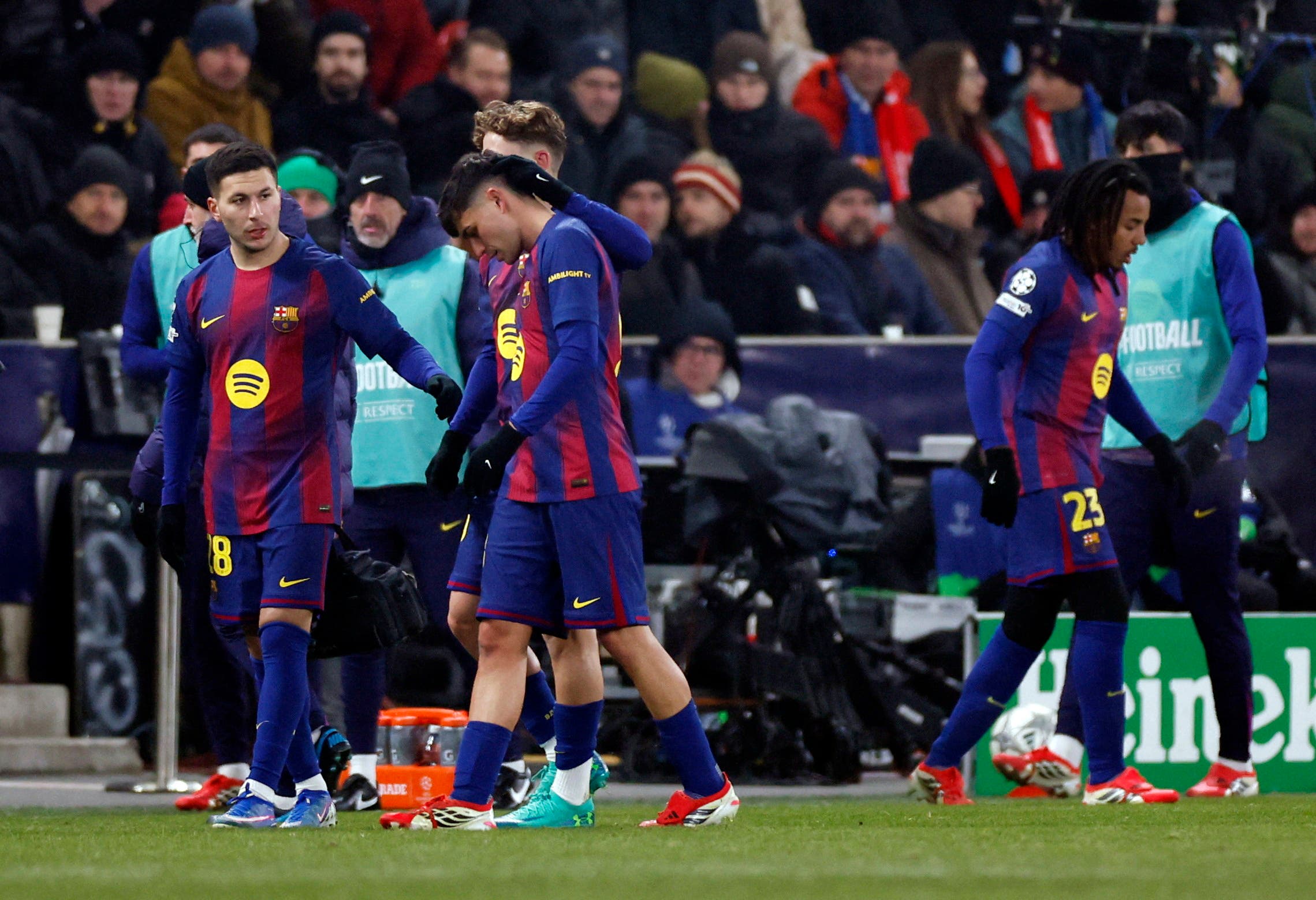 Soccer Football - UEFA Champions League - Slavia Prague v FC Barcelona - Fortuna Arena, Prague, Czech Republic - January 21, 2026 FC Barcelona's Pedri walks off the pitch to be substituted after sustaining an injury REUTERS/David W Cerny