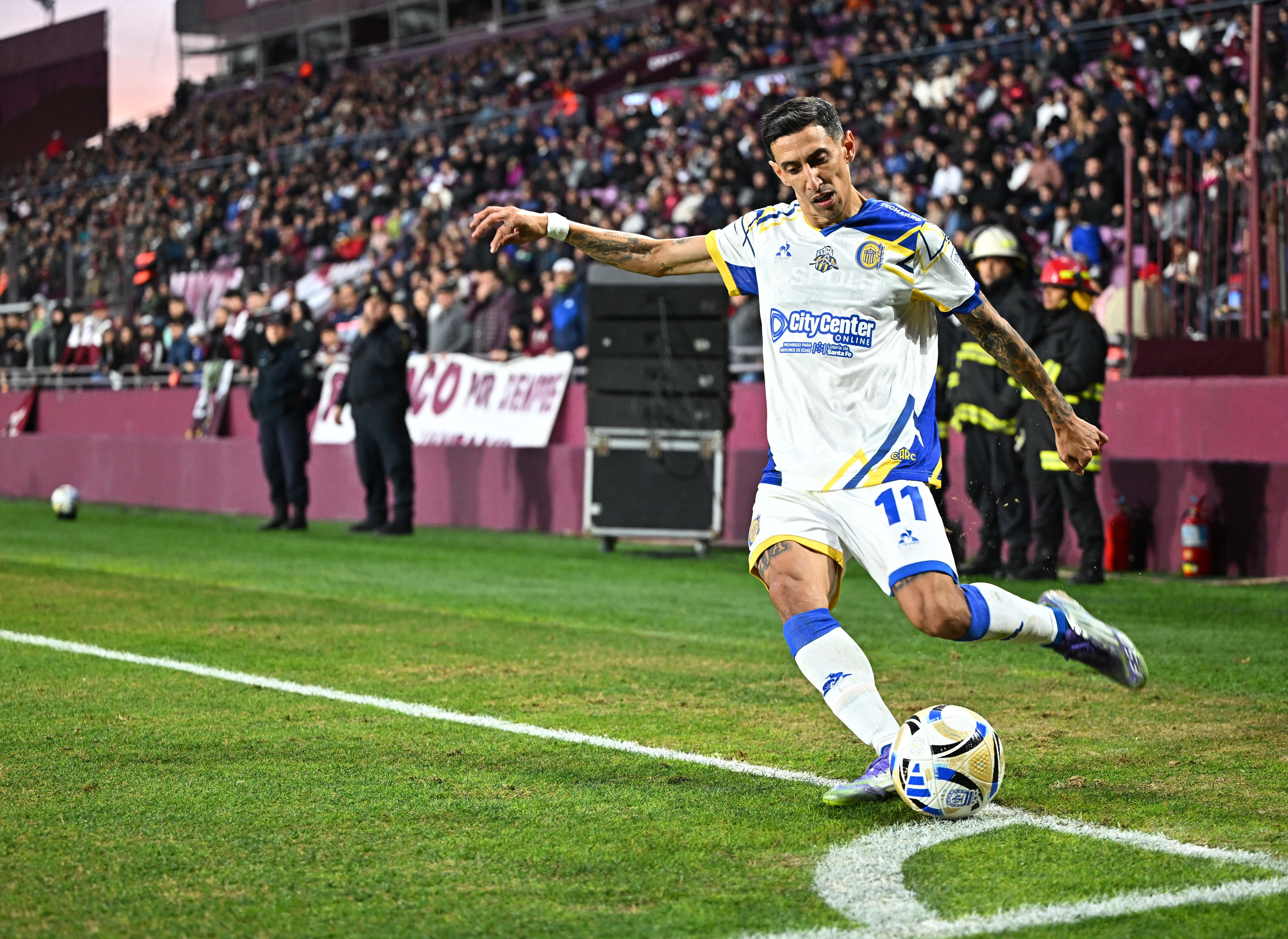 Soccer Football - Primera Division - Lanus v Rosario Central - Estadio Ciudad de Lanus, Buenos Aires, Argentina - July 19, 2025 Rosario Central's Angel Di Maria in action REUTERS/Rodrigo Valle