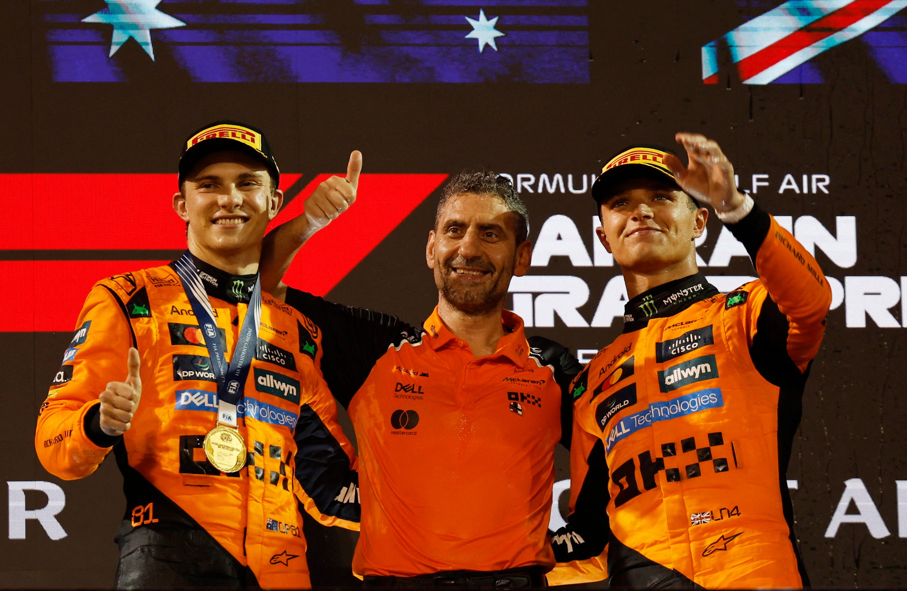 Oscar Piastri y Lando Norris, de McLaren, junto al jefe de equipo Andrea Stella en el podio del Gran Premio de Baréin.