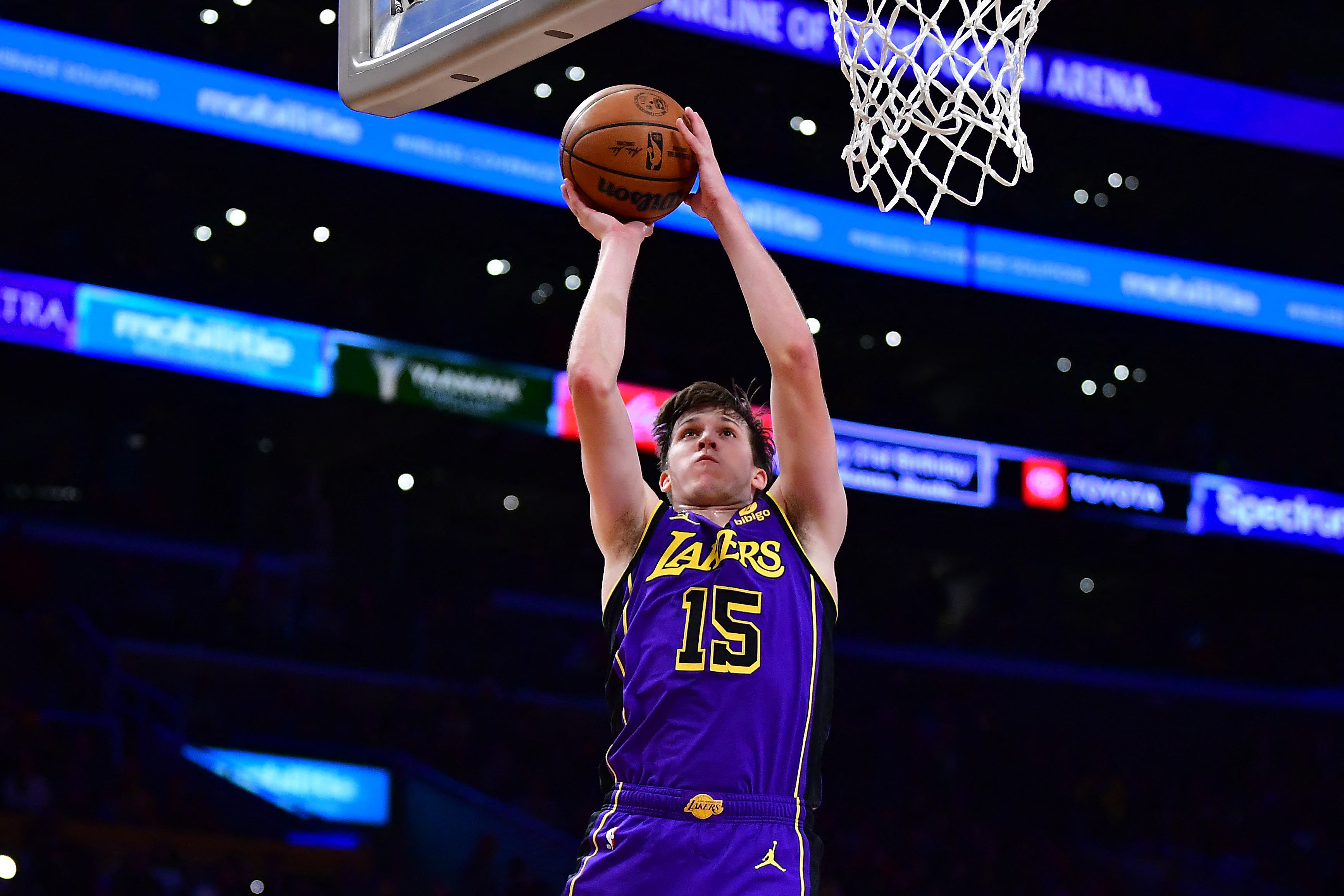 Austin Reaves anotando para Los Angeles Lakers.