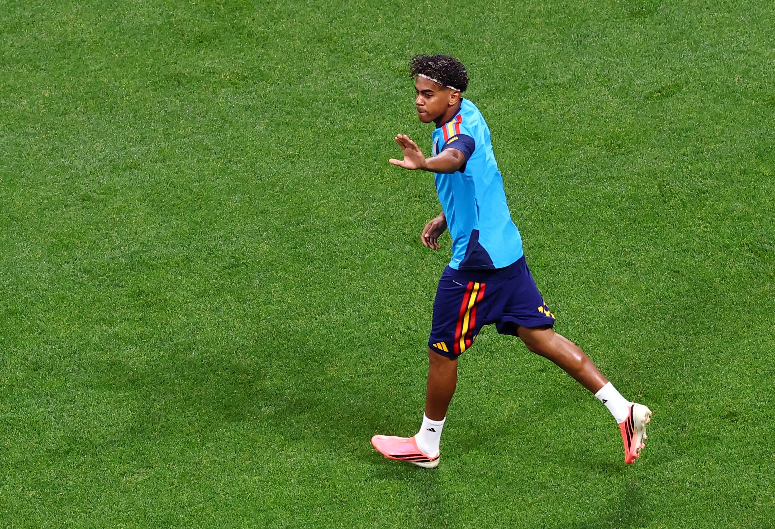 Soccer Football - FIFA World Cup 2026 - Group H - Spain v Cape Verde - Atlanta Stadium, Atlanta, Georgia, U.S. - June 15, 2026 Spain's Lamine Yamal during the warm up before the match REUTERS/Bernadett Szabo
